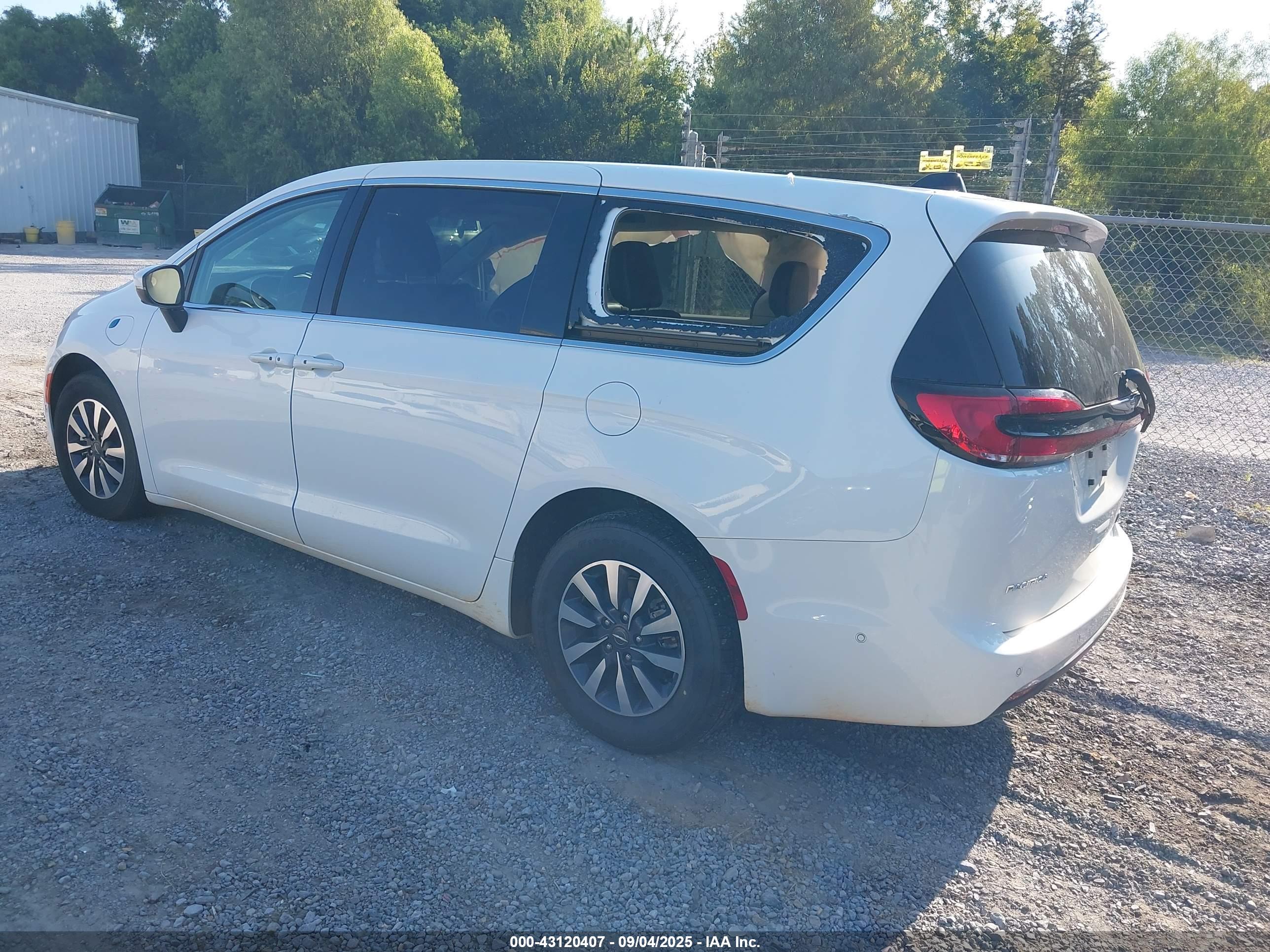 CHRYSLER PACIFICA image 3