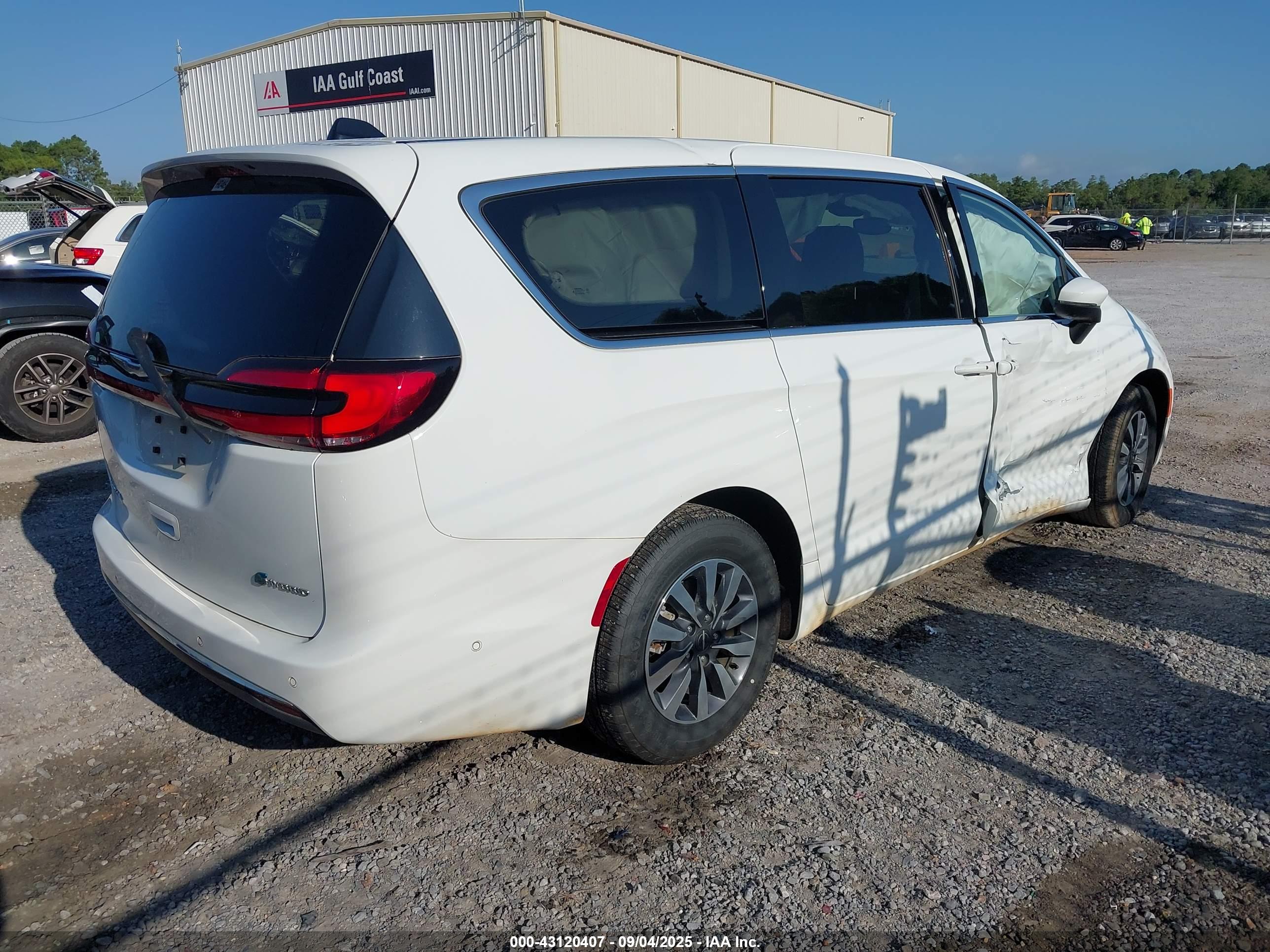 CHRYSLER PACIFICA image 4