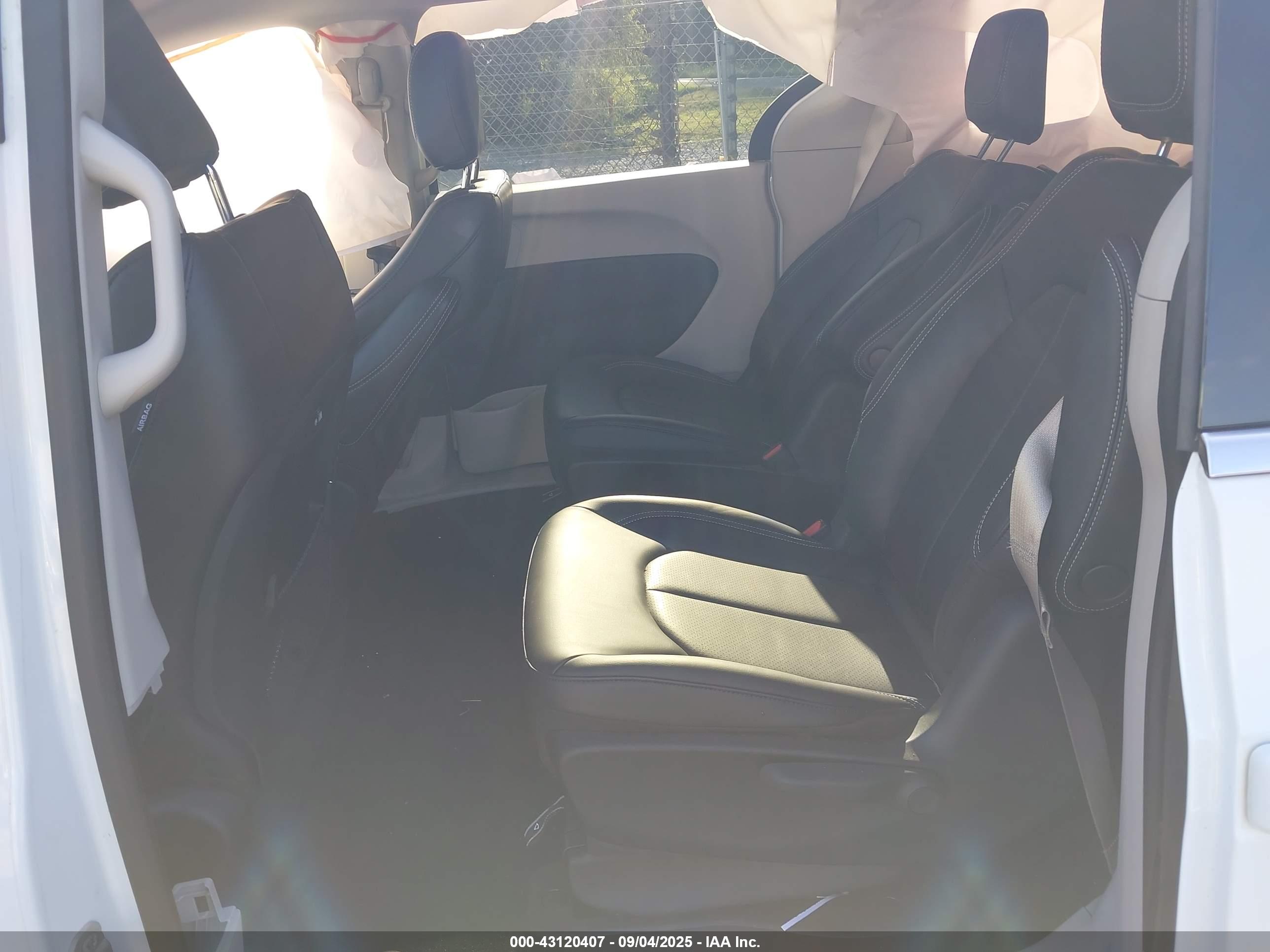 CHRYSLER PACIFICA image 8
