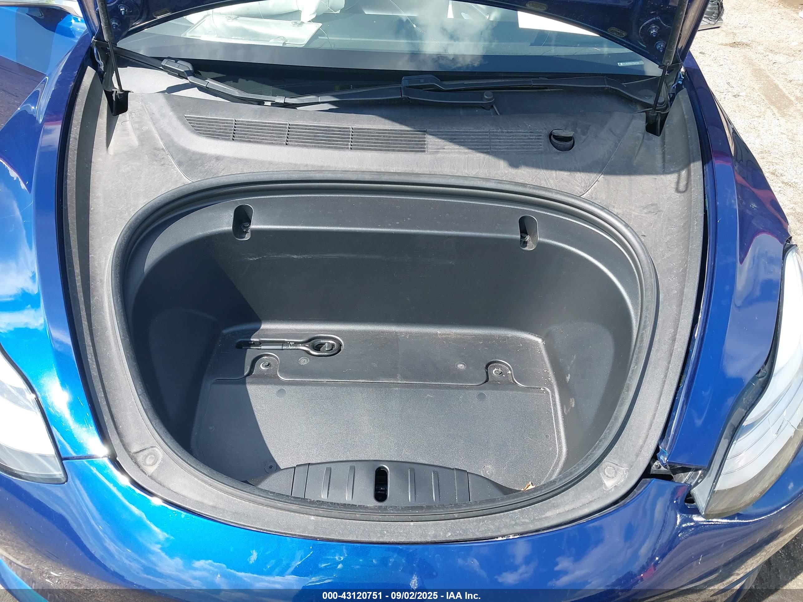 TESLA MODEL image 10