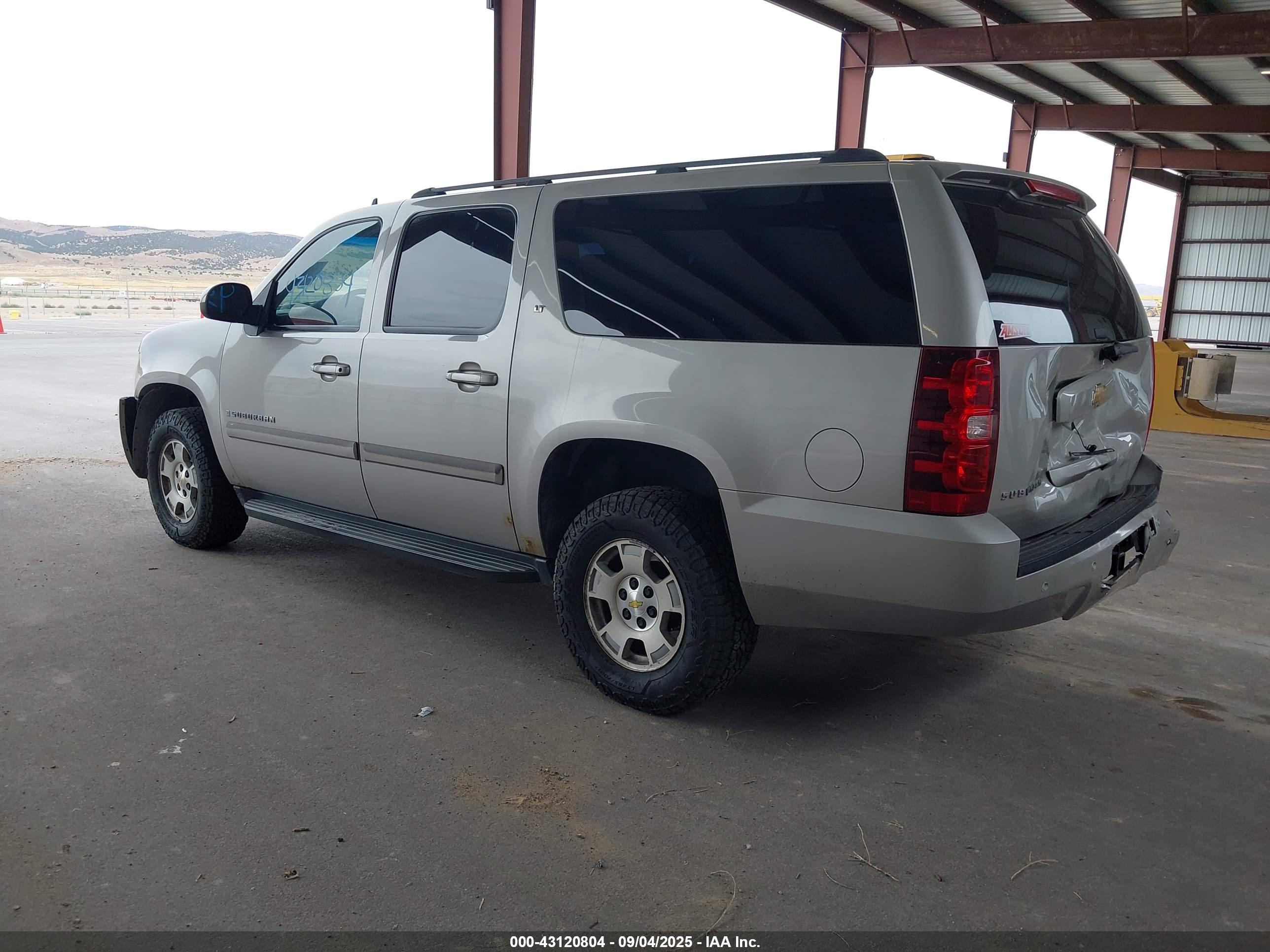 CHEVROLET SUBURBAN image 3