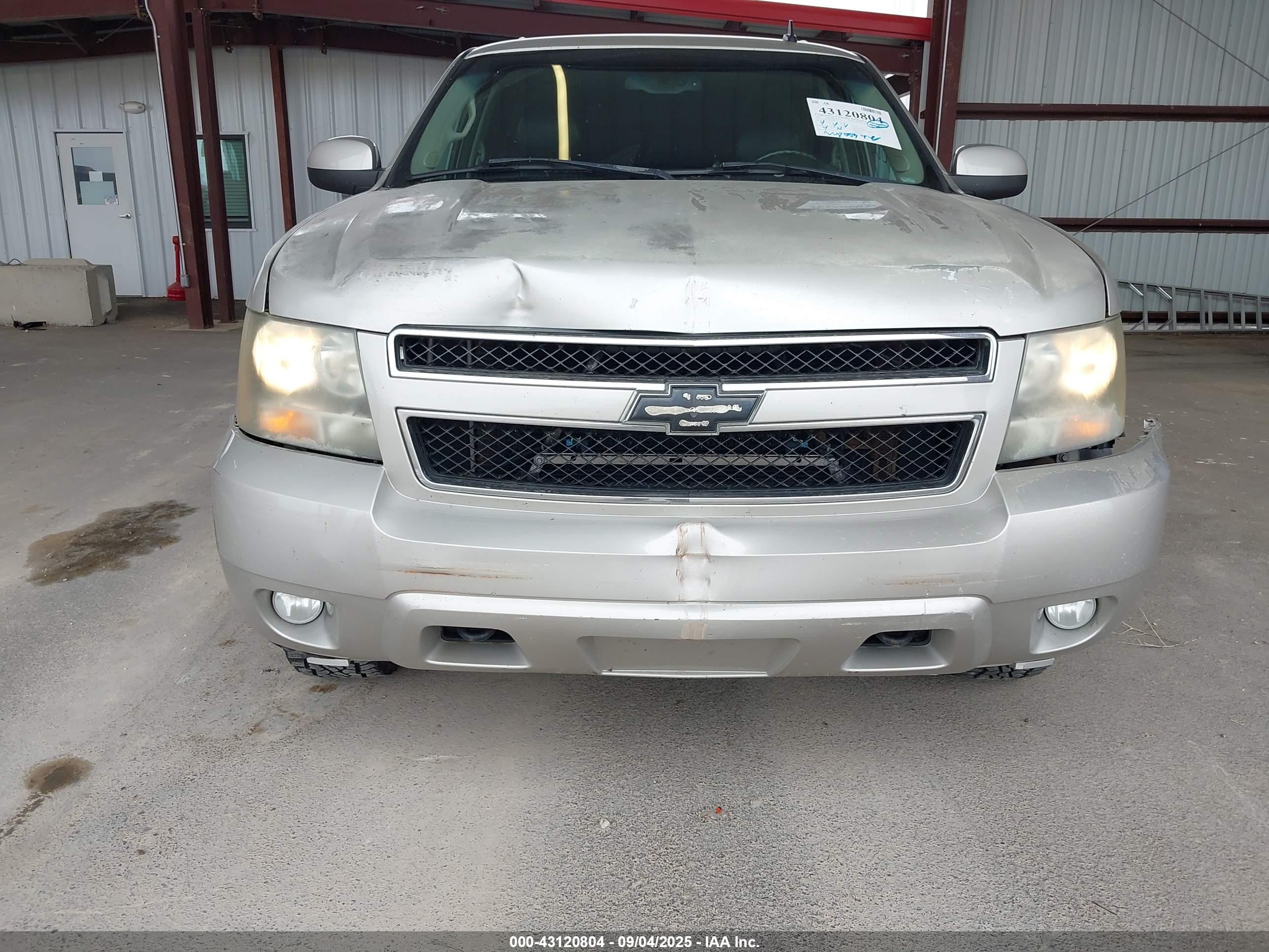 CHEVROLET SUBURBAN image 6