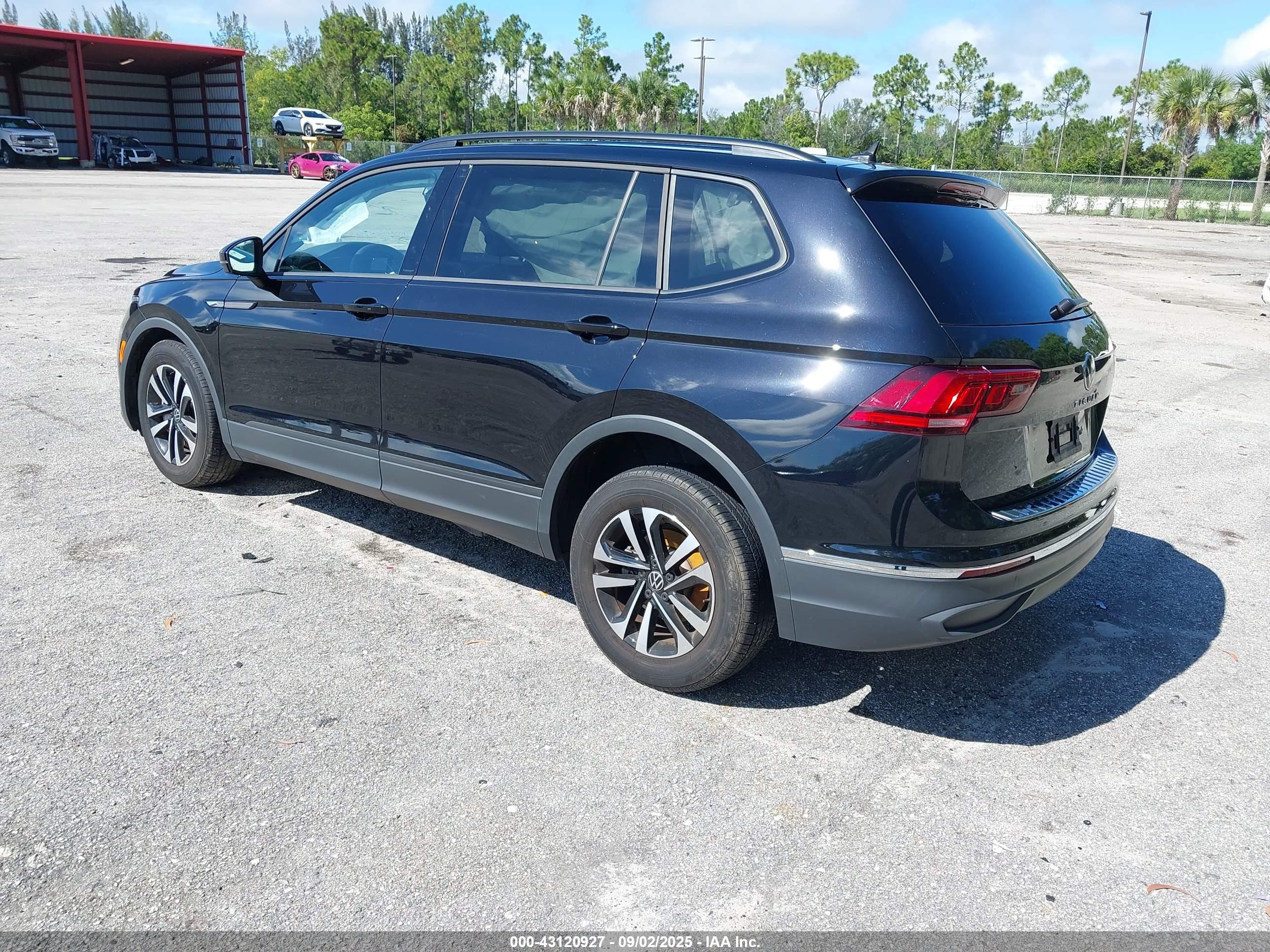 VOLKSWAGEN TIGUAN image 3