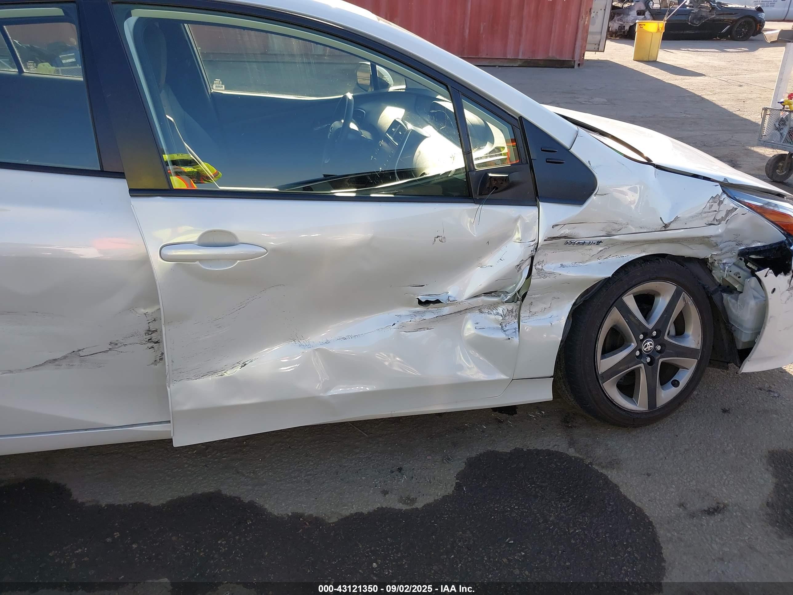 TOYOTA PRIUS image 6