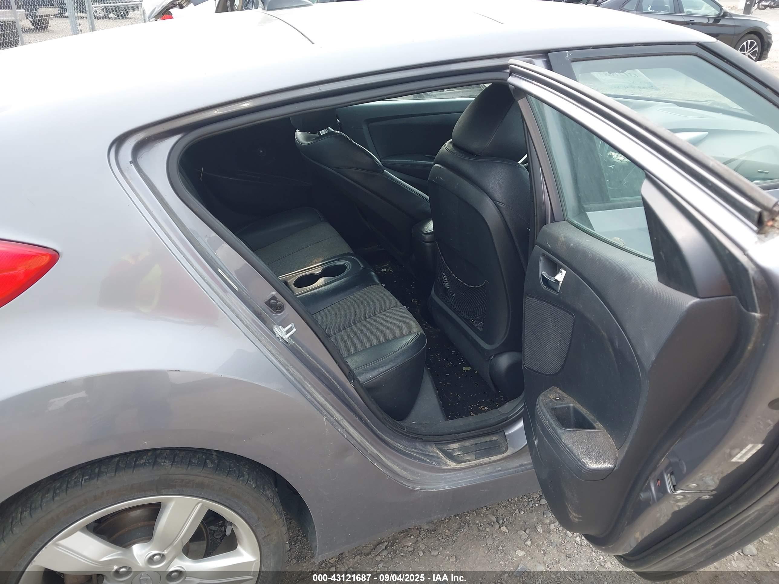 HYUNDAI VELOSTER image 8