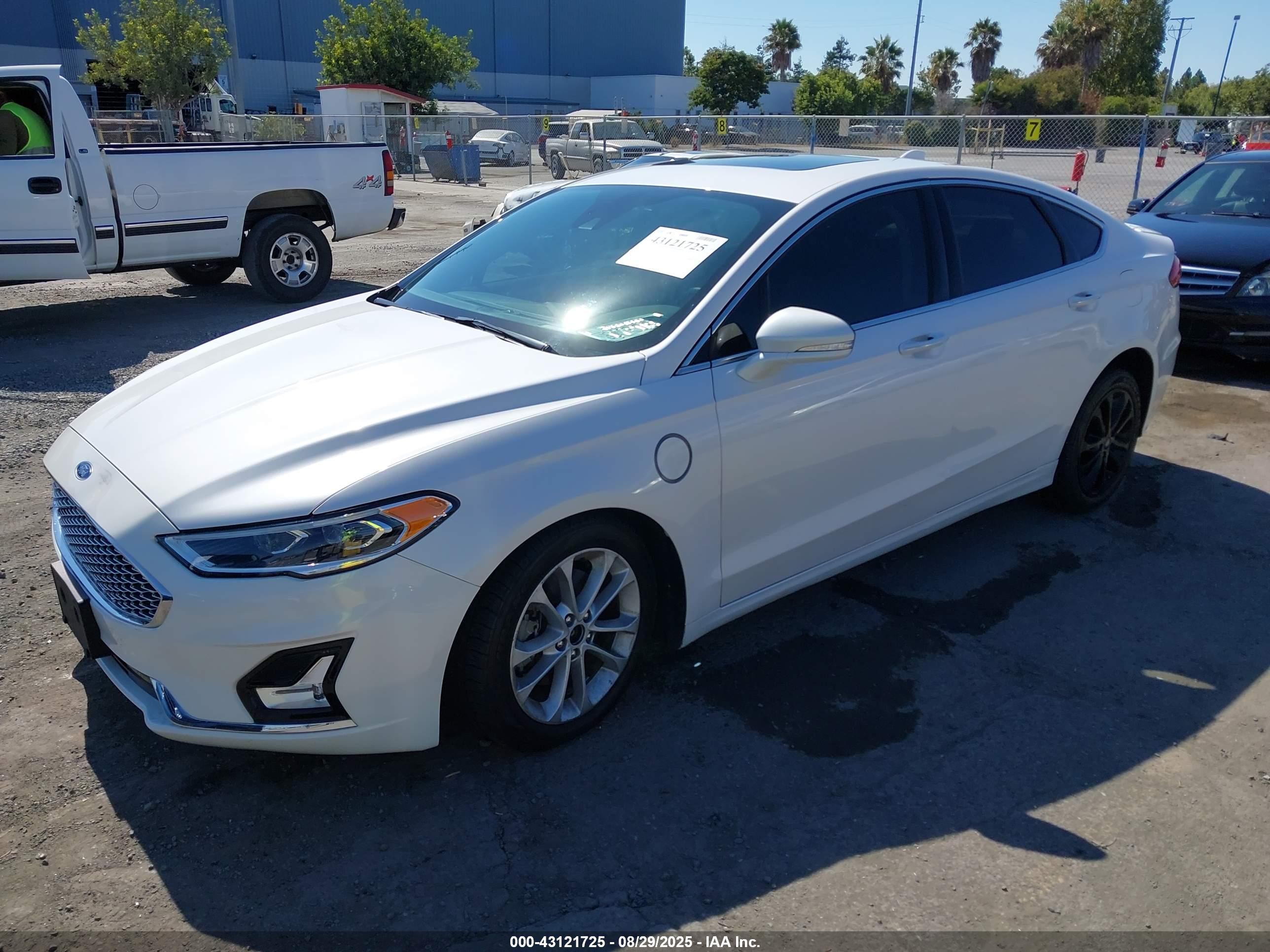 FORD FUSION image 2
