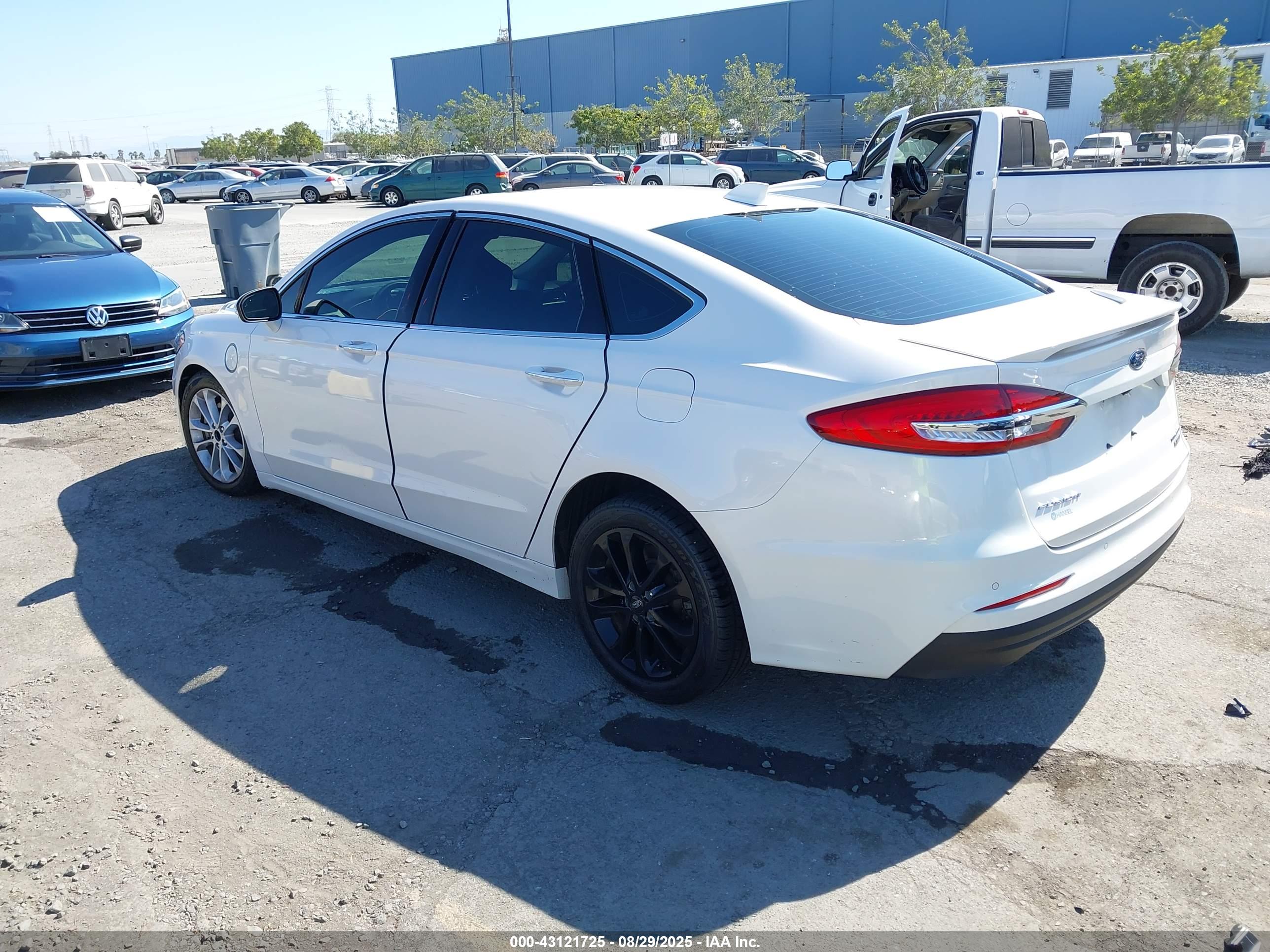 FORD FUSION image 3