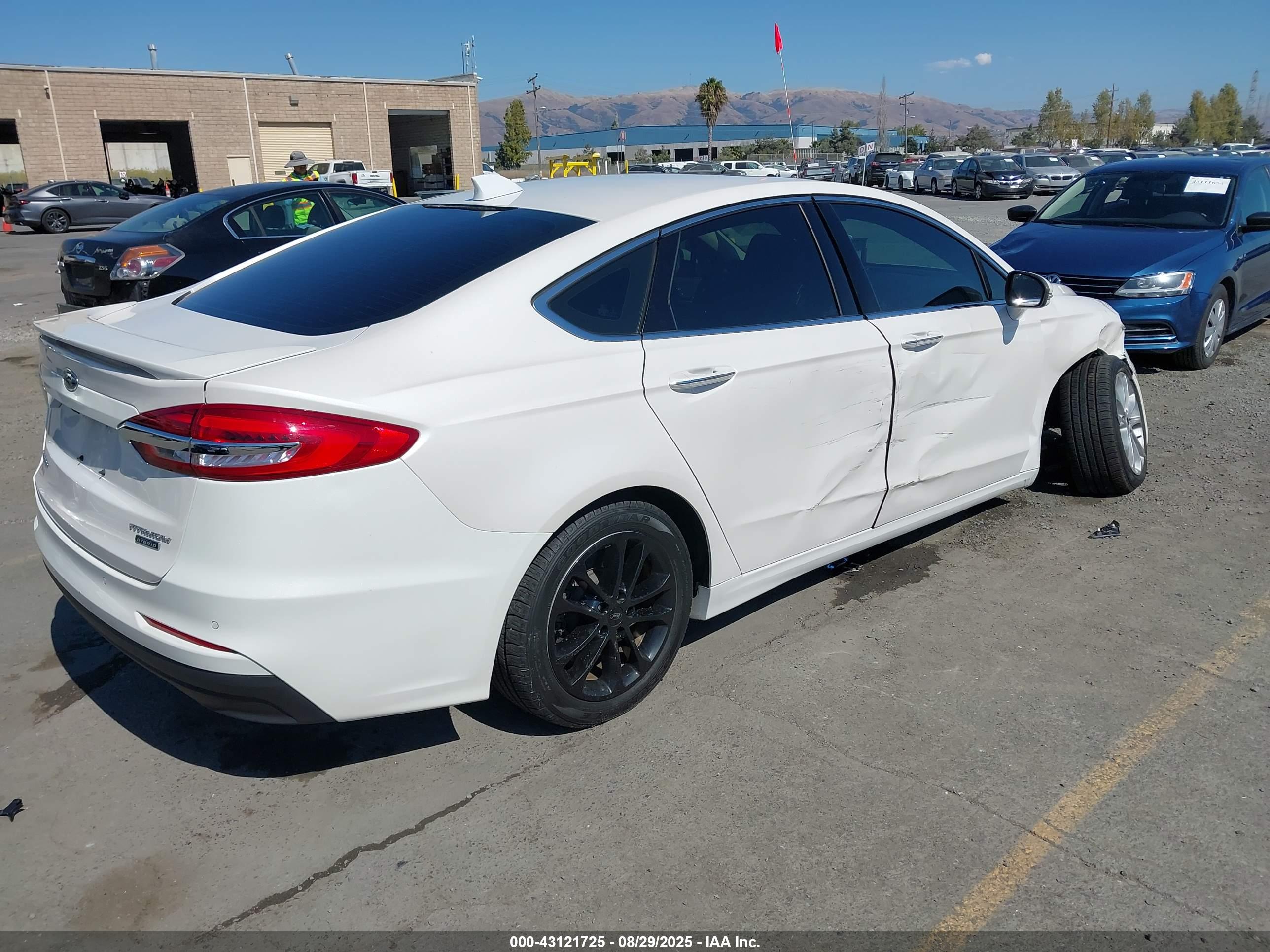 FORD FUSION image 4