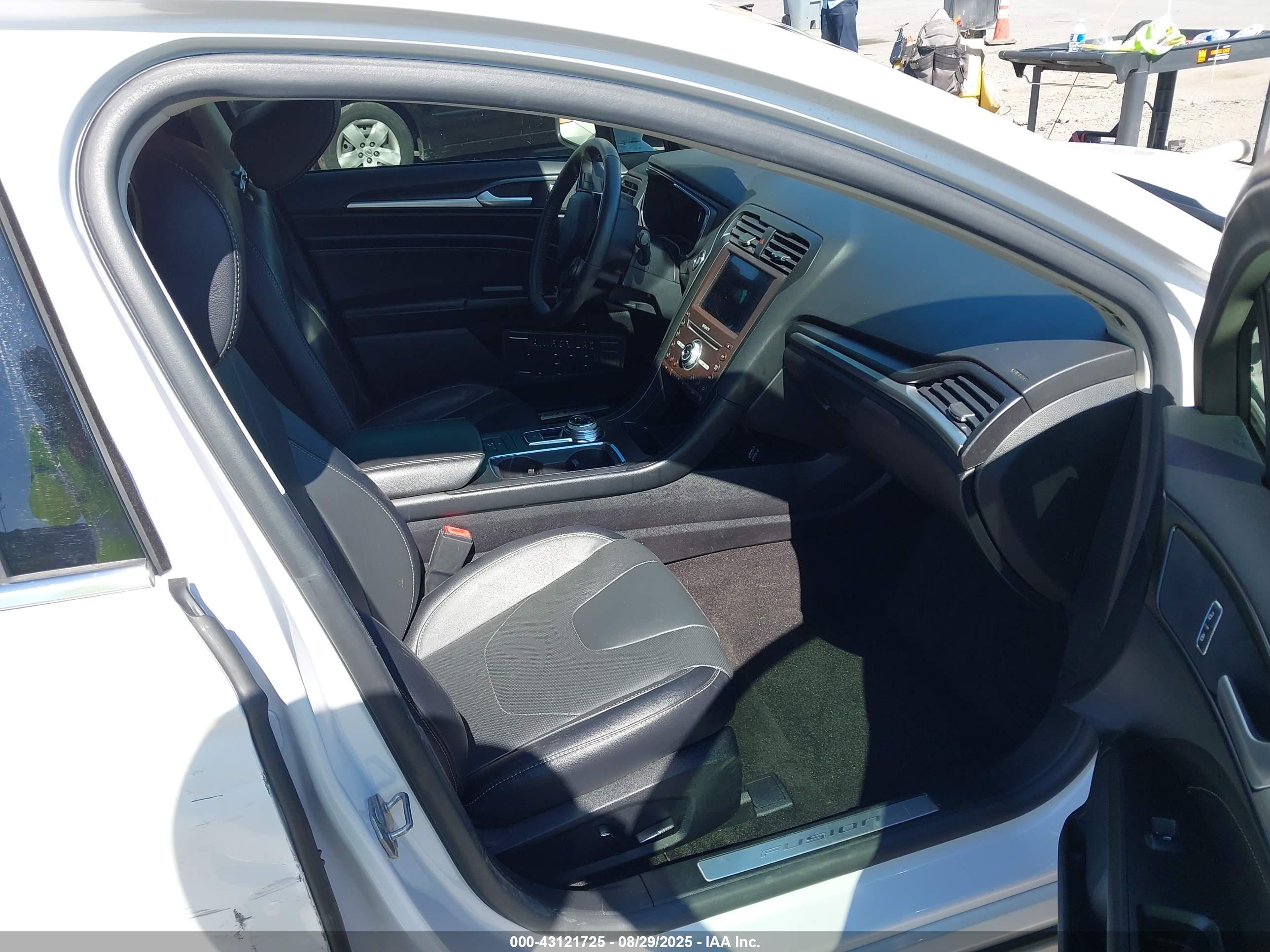 FORD FUSION image 5