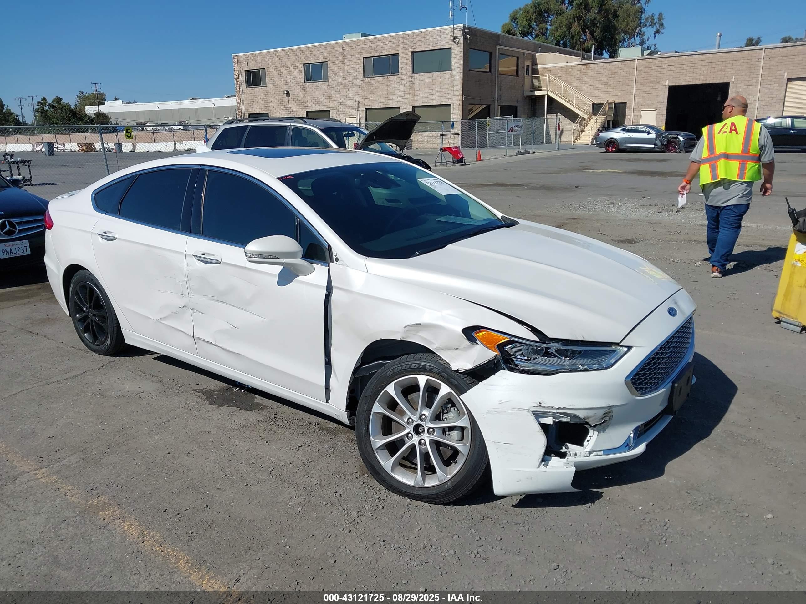 FORD FUSION image 6