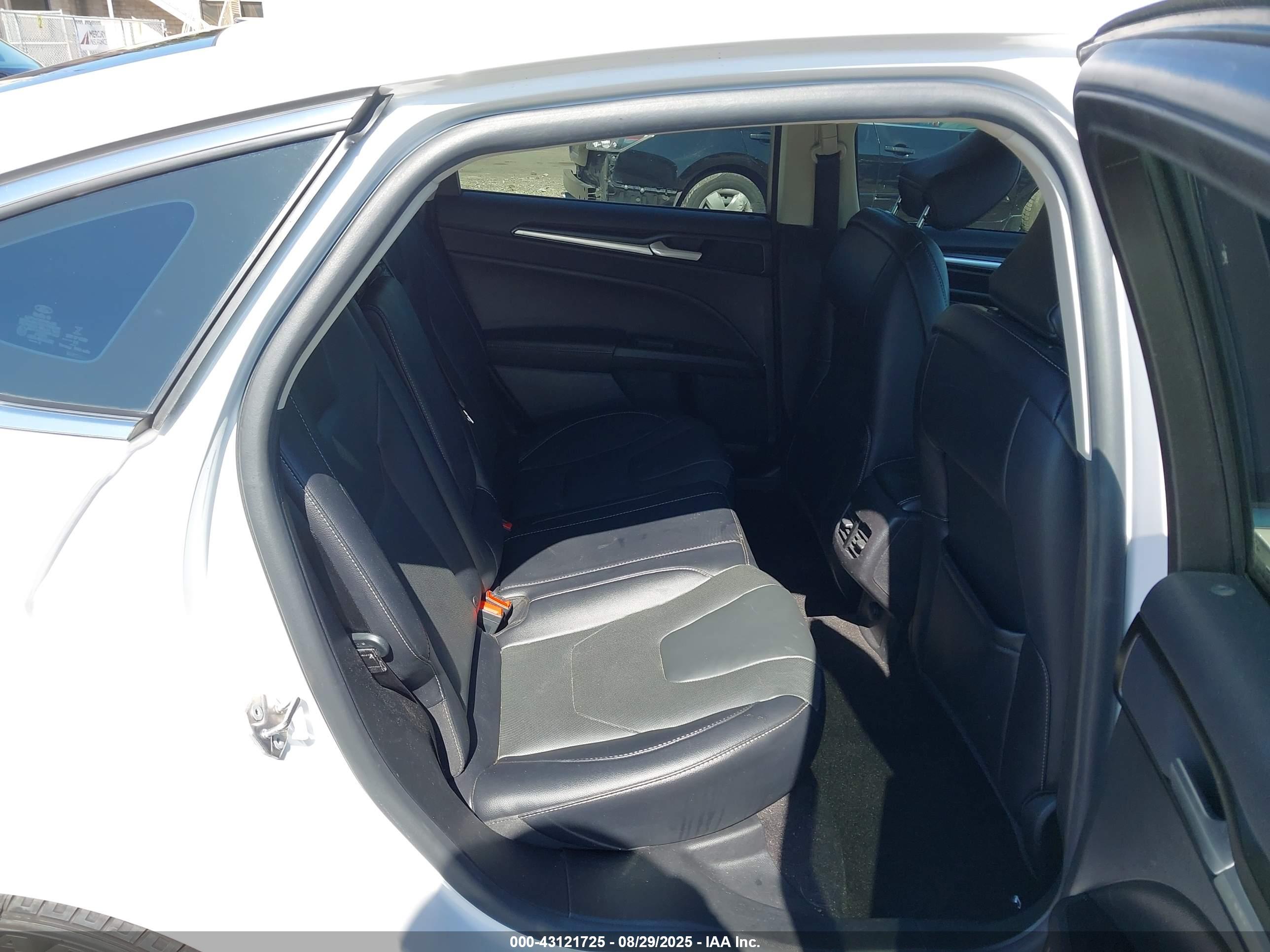 FORD FUSION image 8