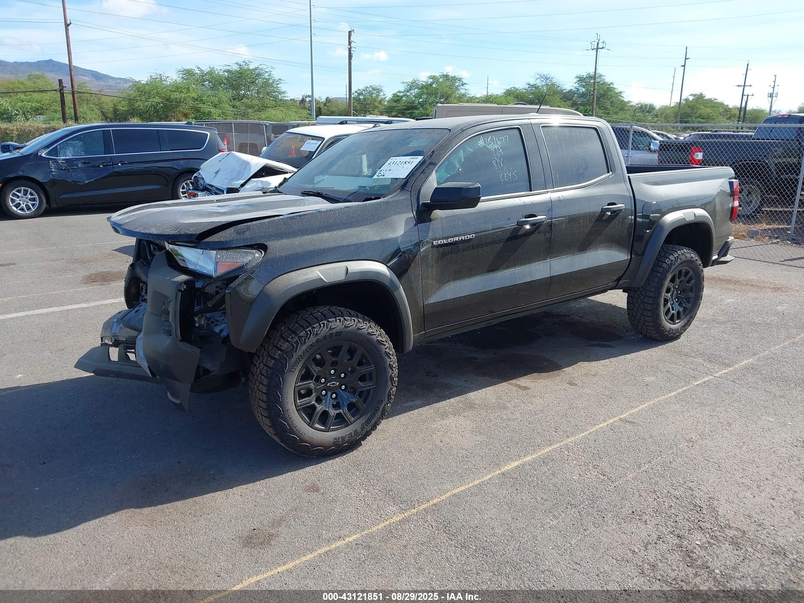 CHEVROLET COLORADO image 2