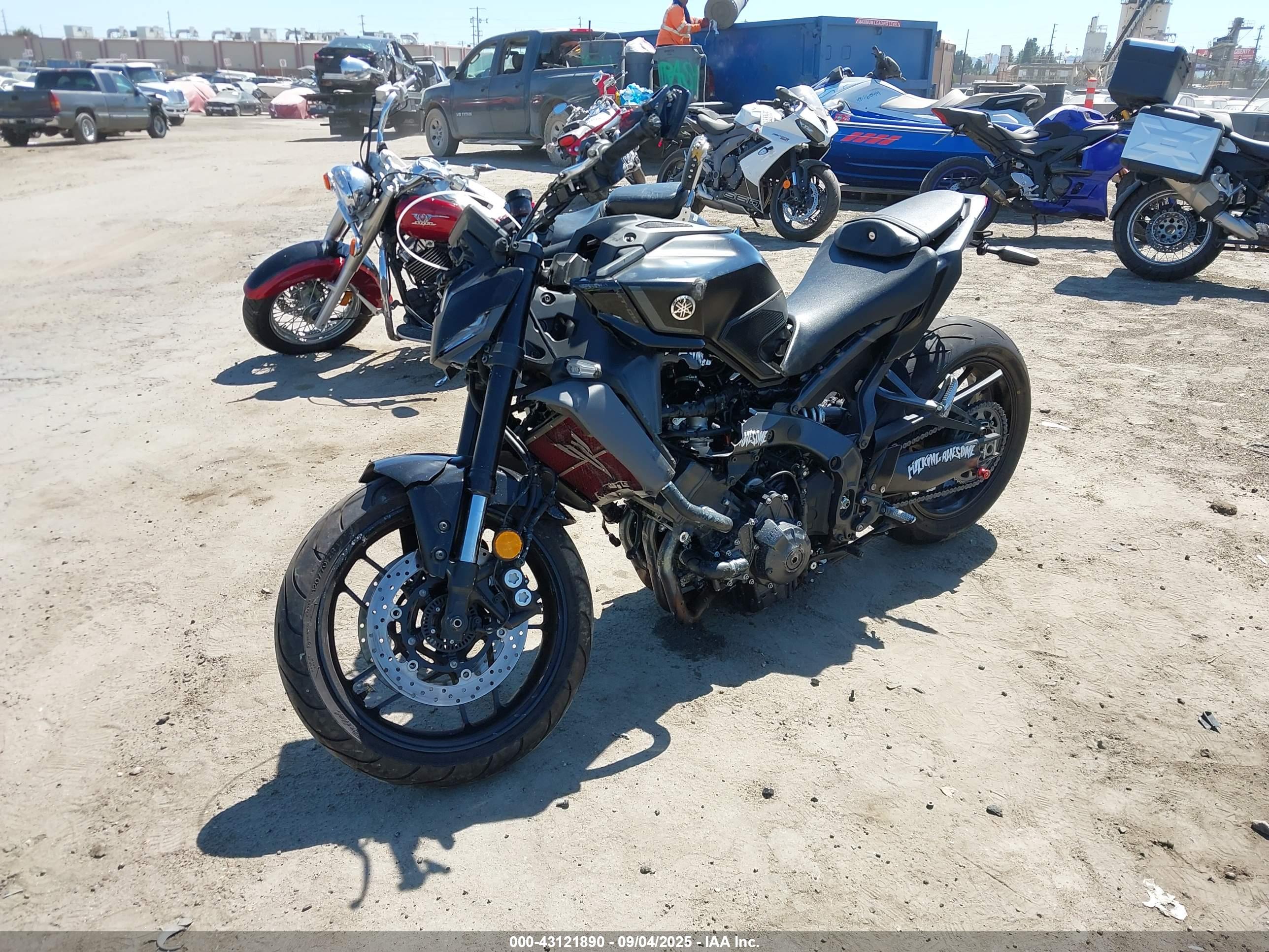 YAMAHA MT09 image 2