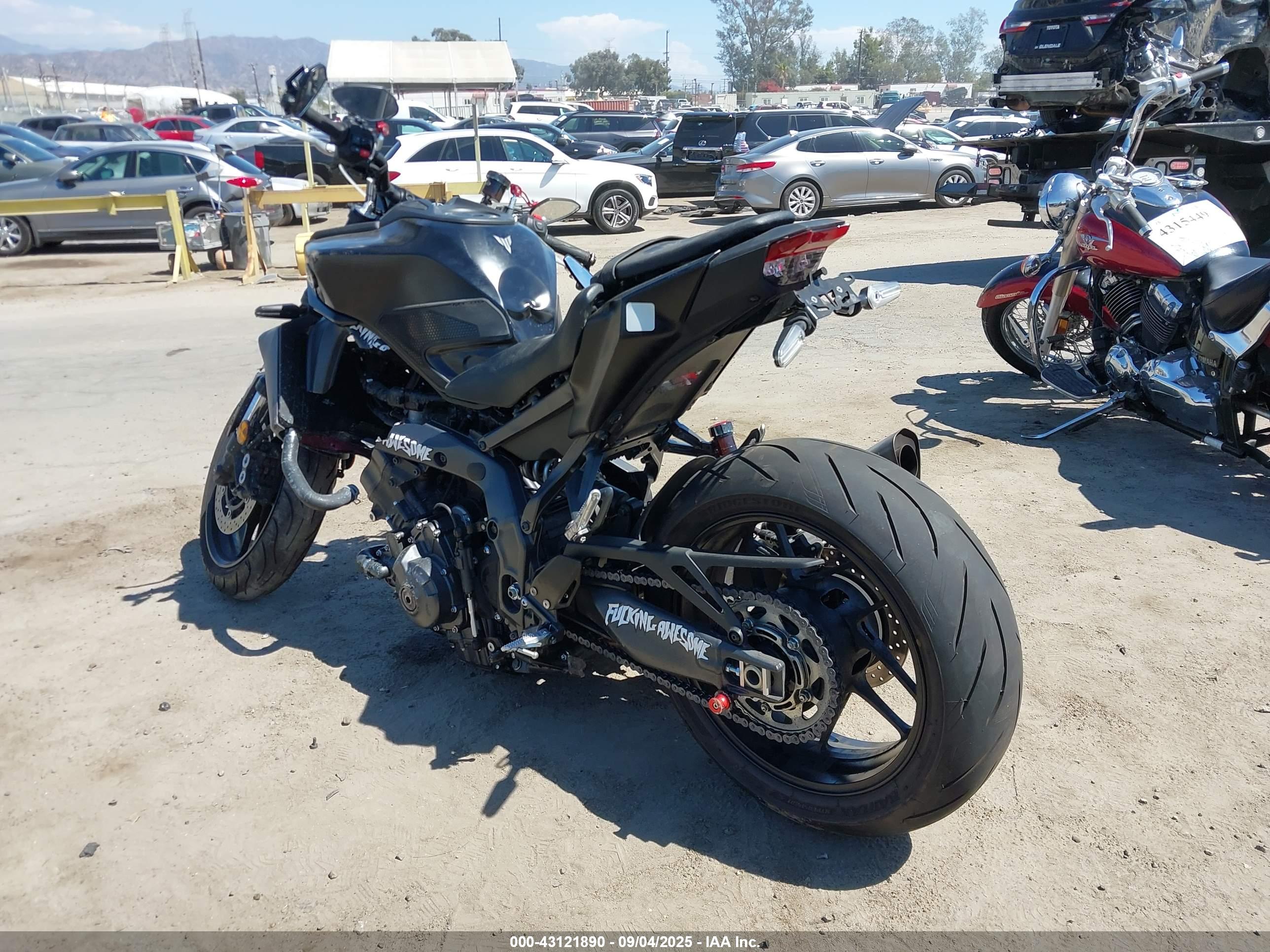 YAMAHA MT09 image 3