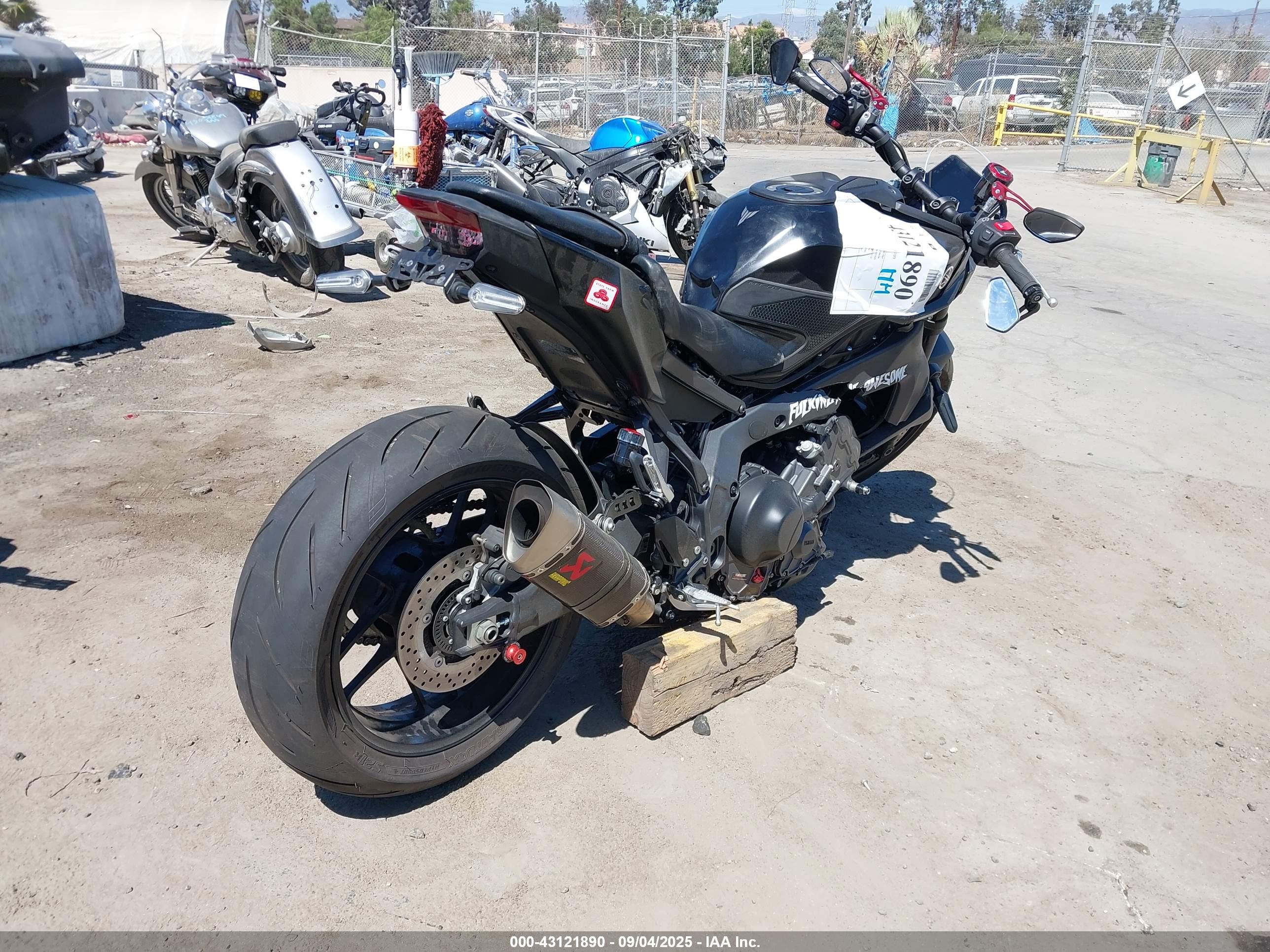 YAMAHA MT09 image 4