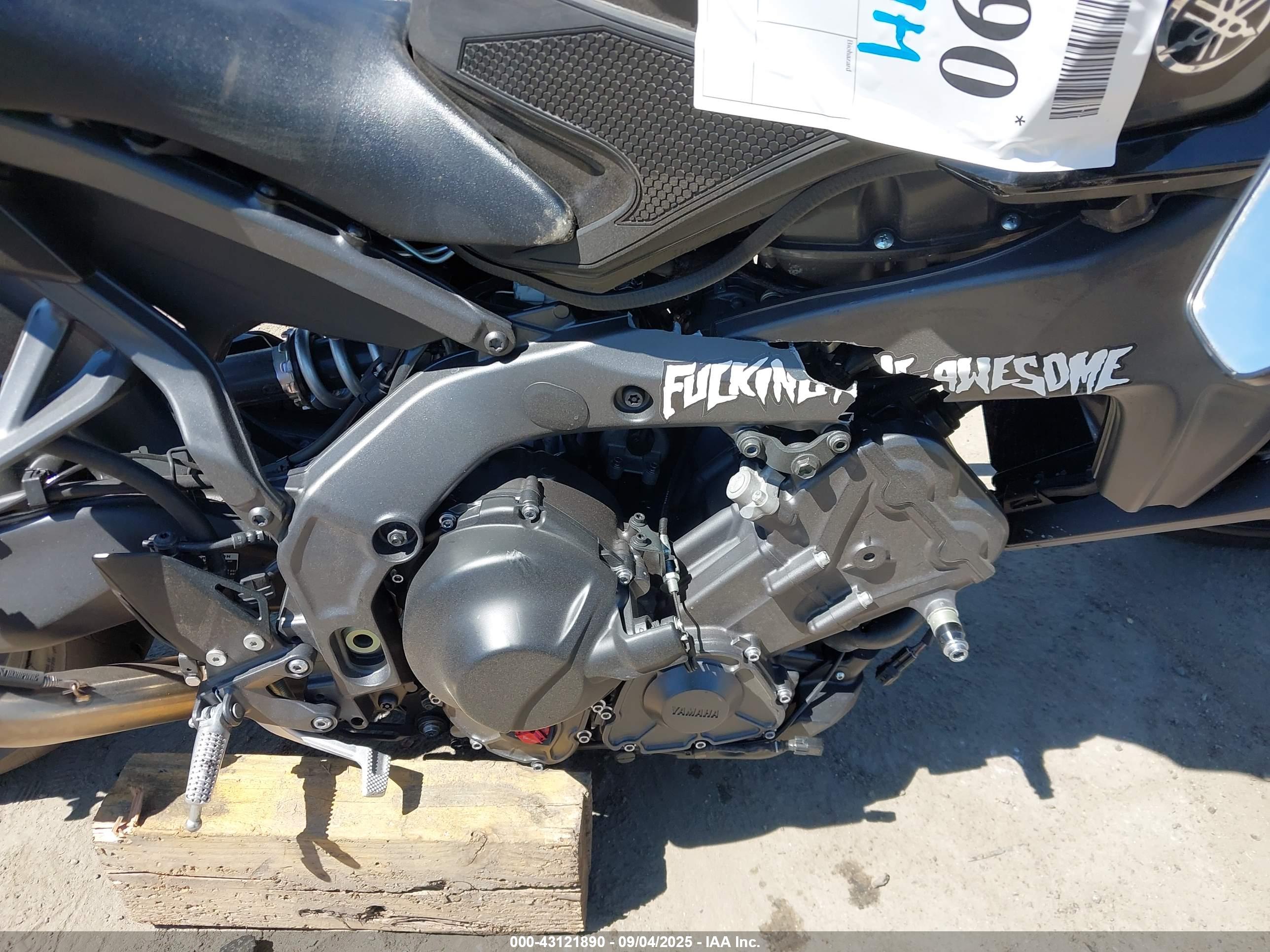 YAMAHA MT09 image 8