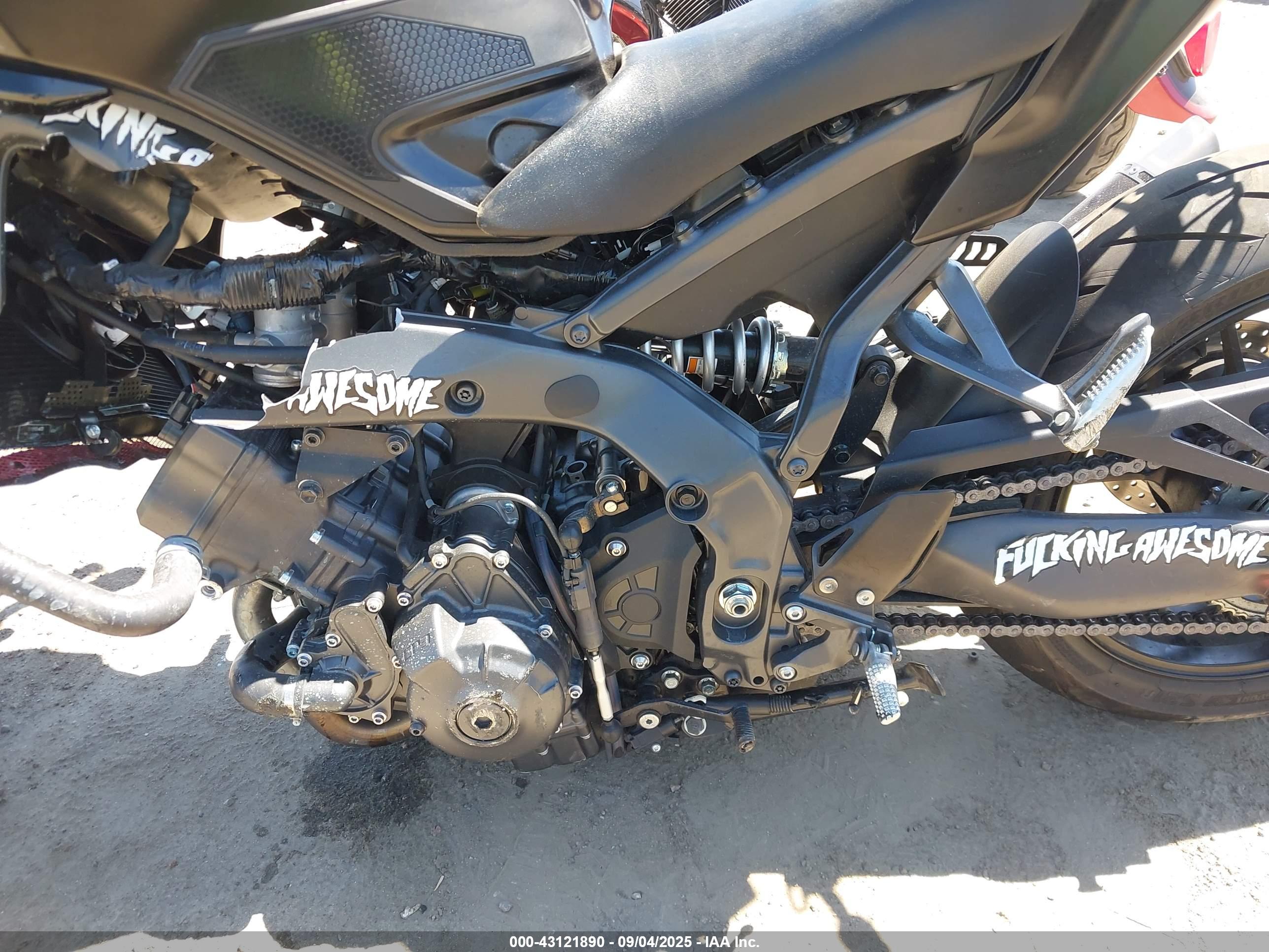 YAMAHA MT09 image 9