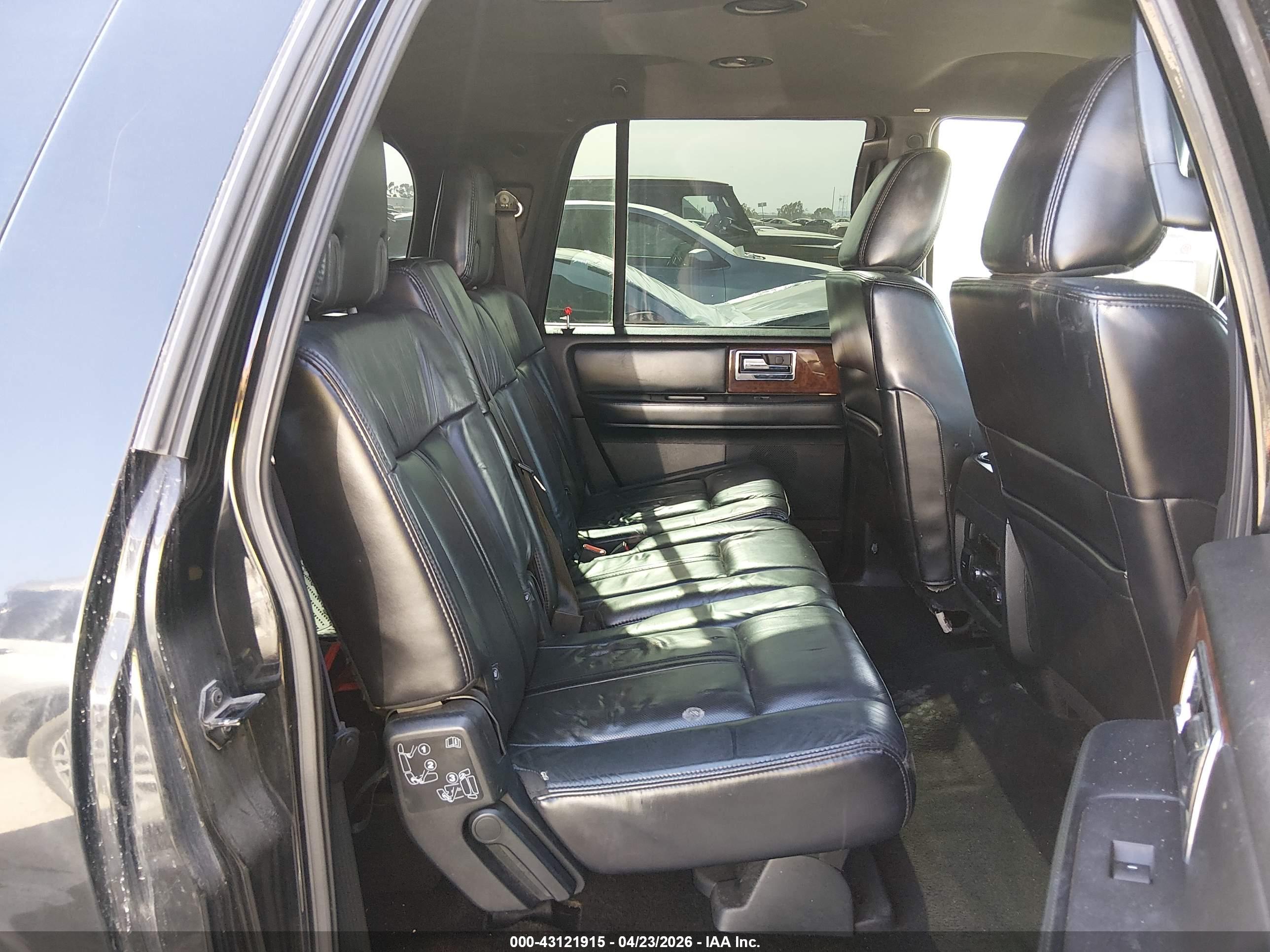 LINCOLN NAVIGATOR image 8