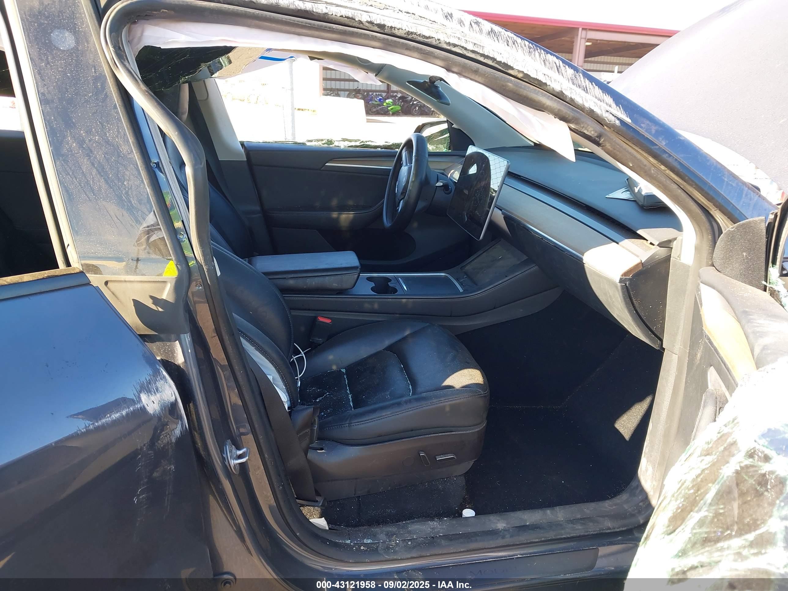 TESLA MODEL image 5