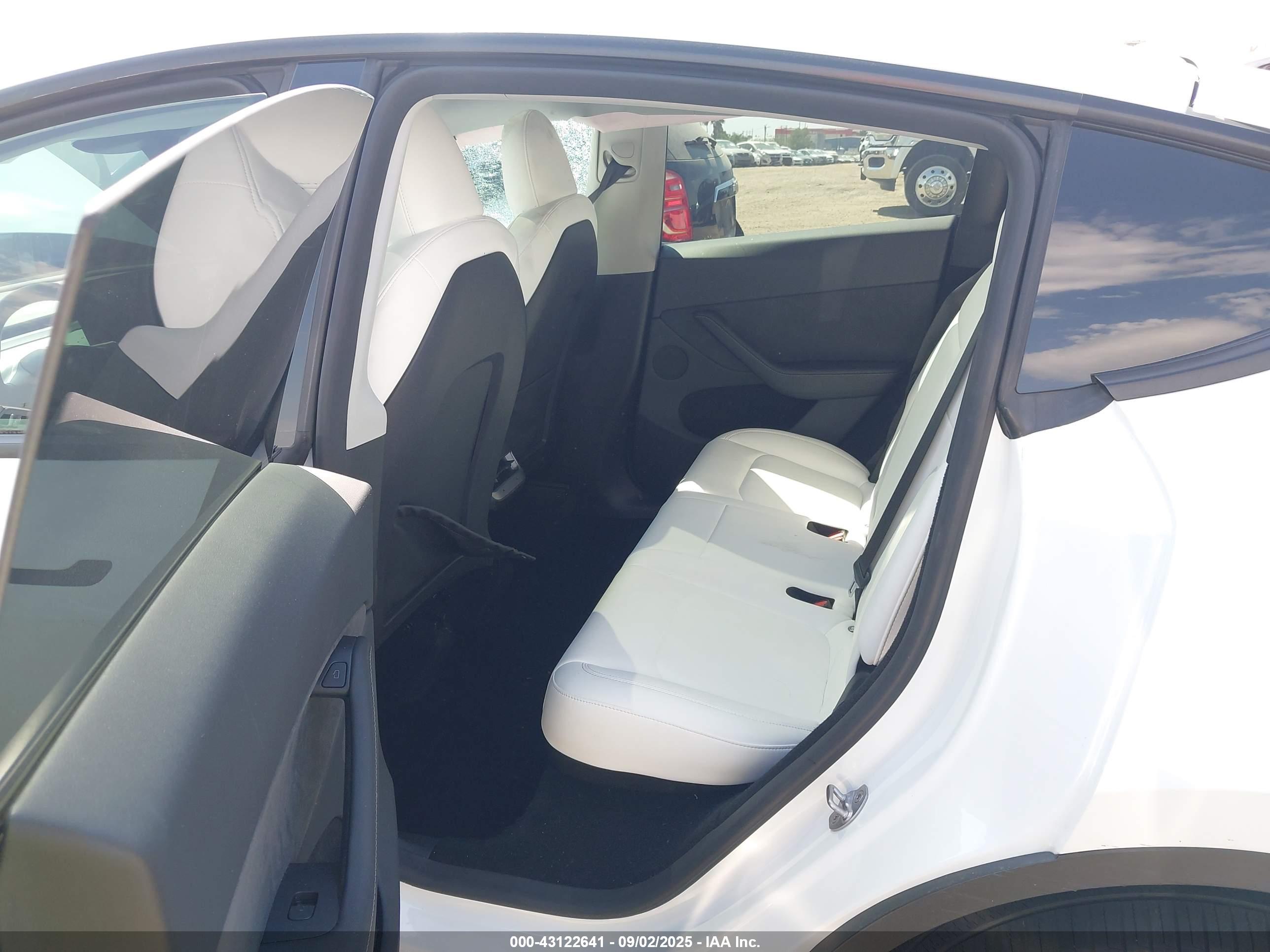 TESLA MODEL image 8