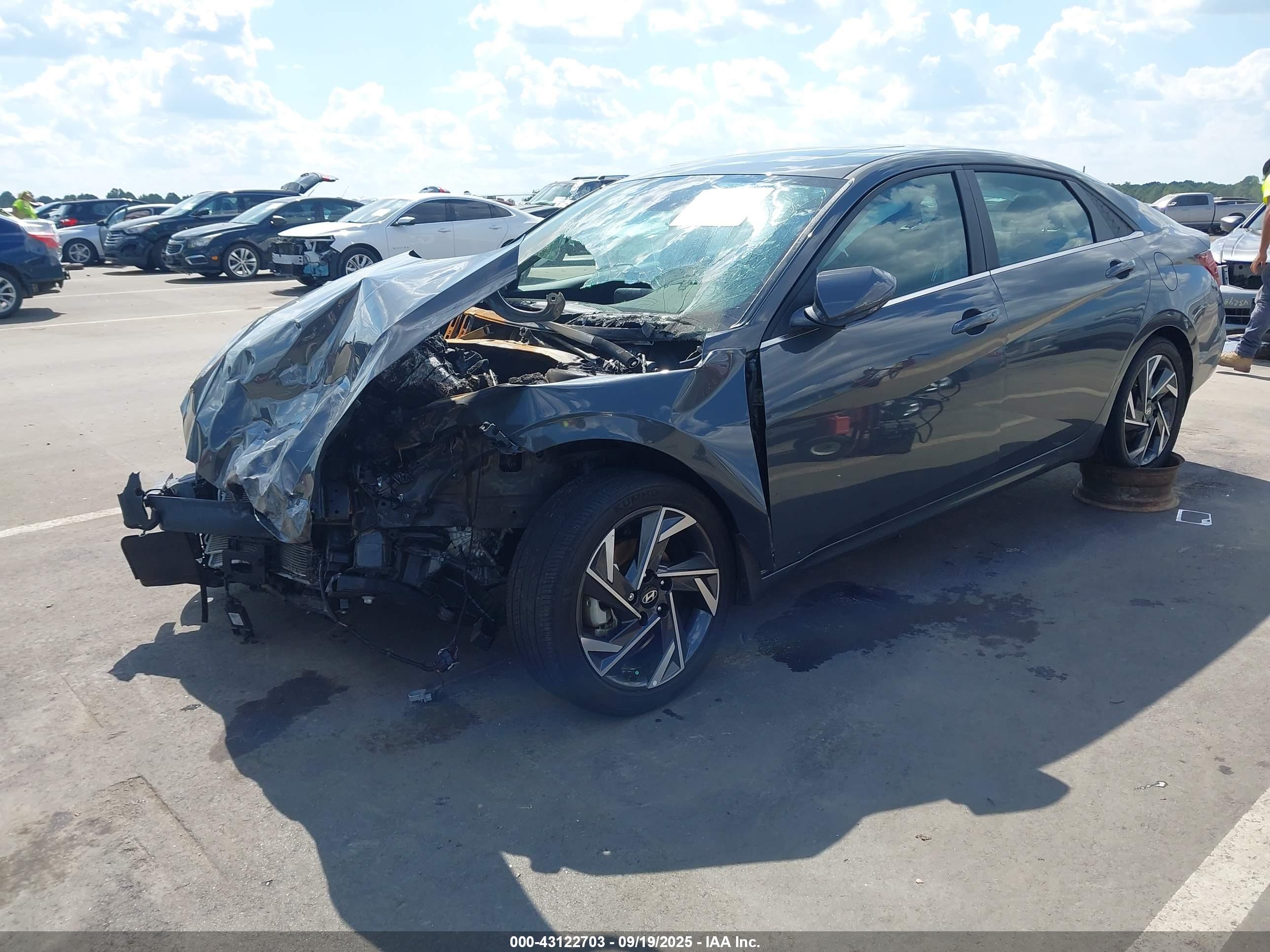 HYUNDAI ELANTRA image 2