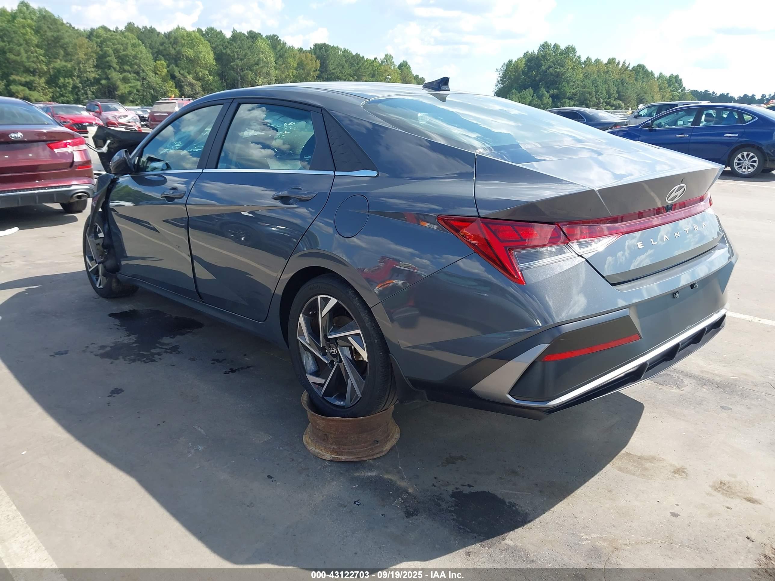 HYUNDAI ELANTRA image 3