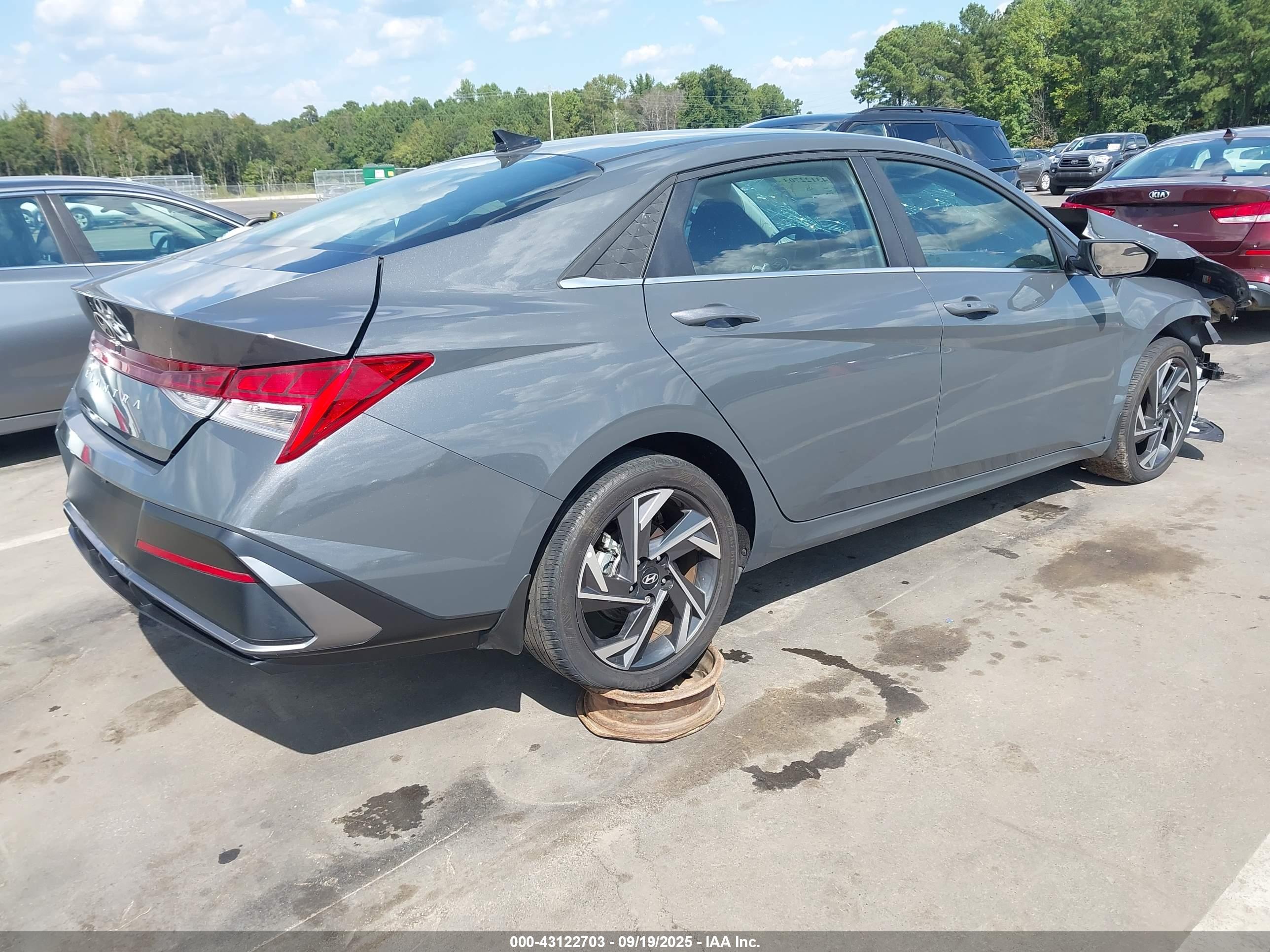 HYUNDAI ELANTRA image 4
