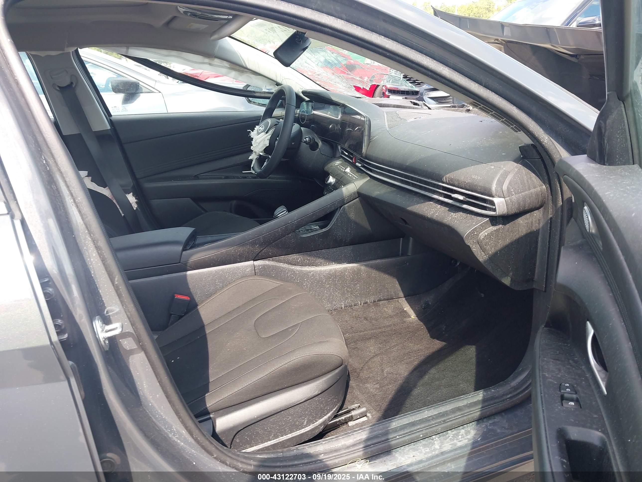 HYUNDAI ELANTRA image 5