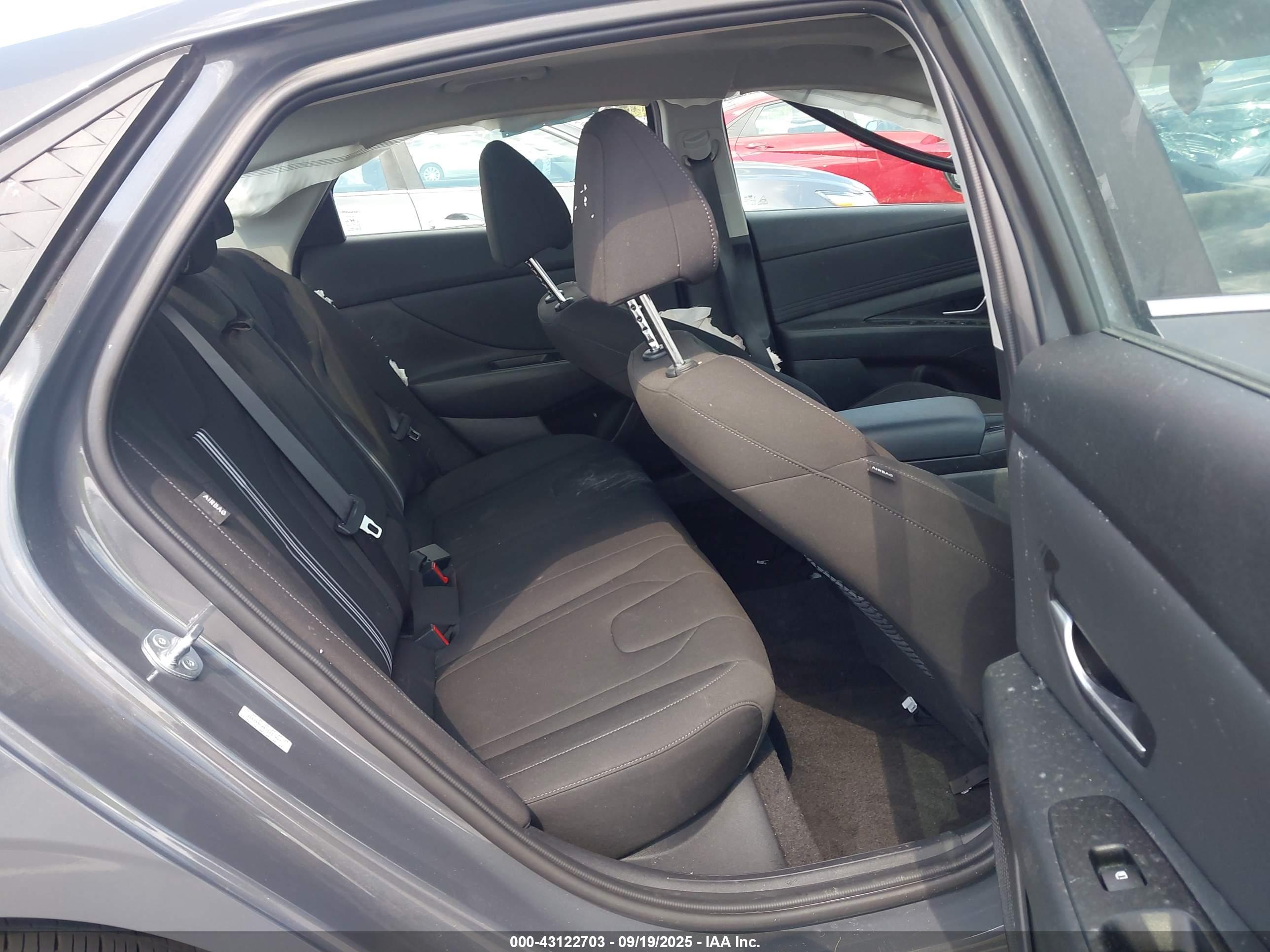 HYUNDAI ELANTRA image 8