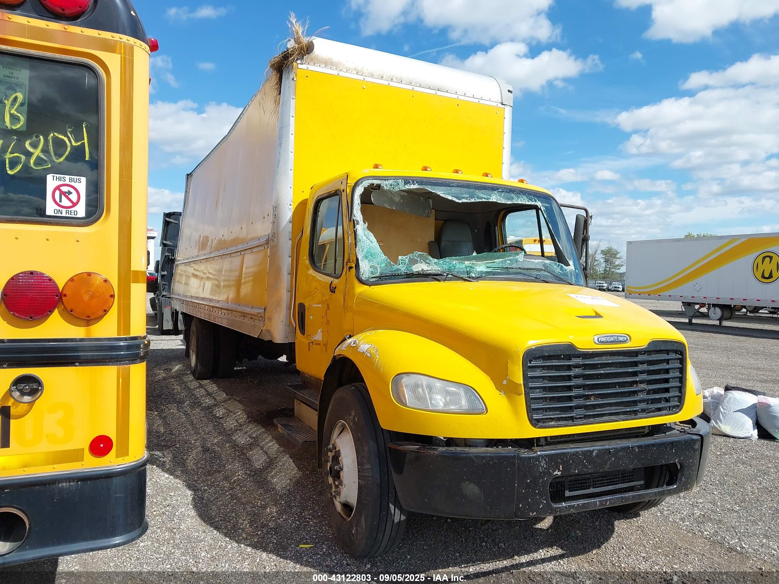 FREIGHTLINER M2 image 2
