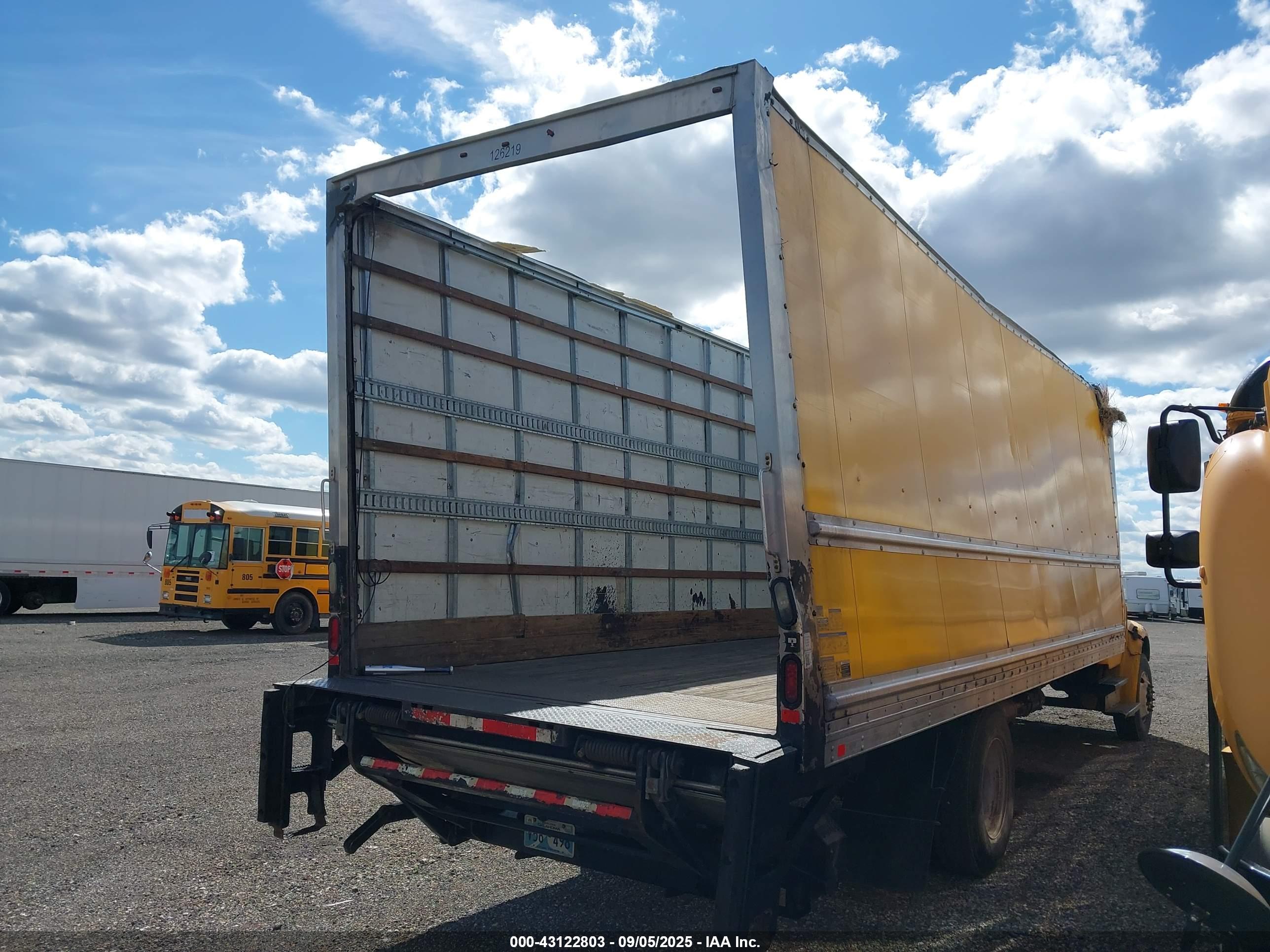FREIGHTLINER M2 image 3