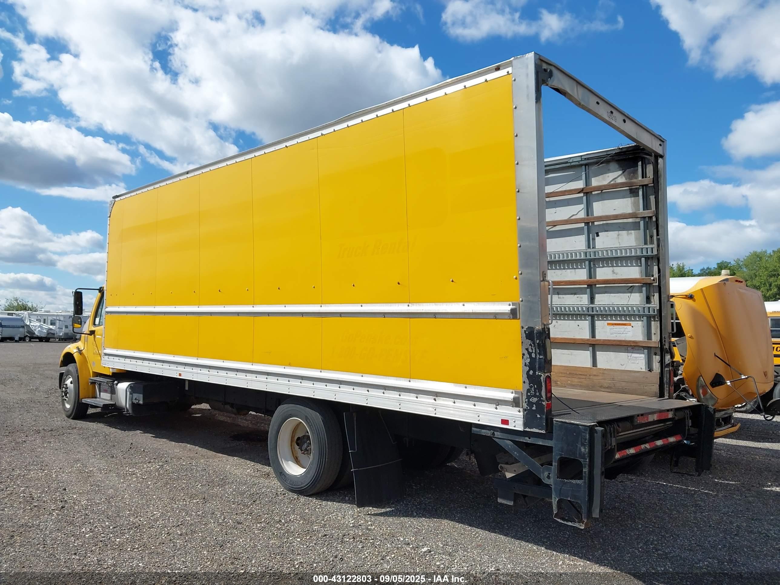 FREIGHTLINER M2 image 4