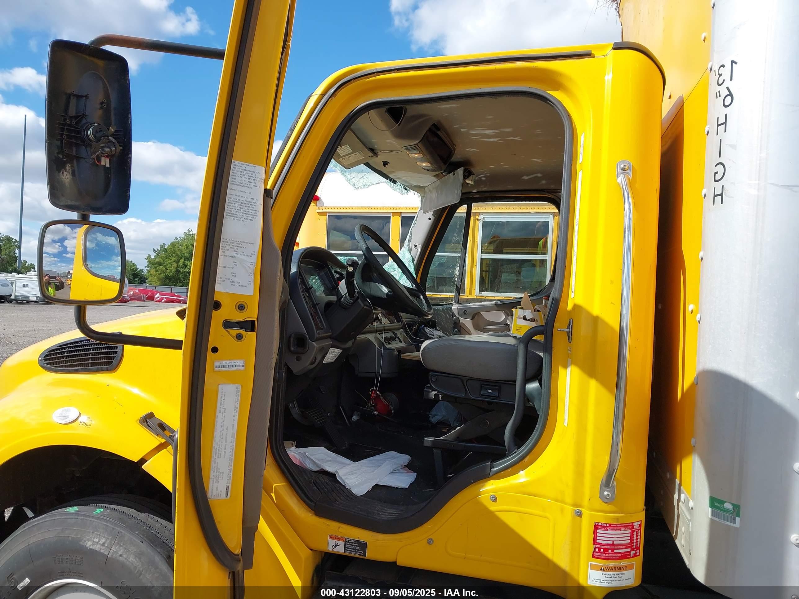 FREIGHTLINER M2 image 5