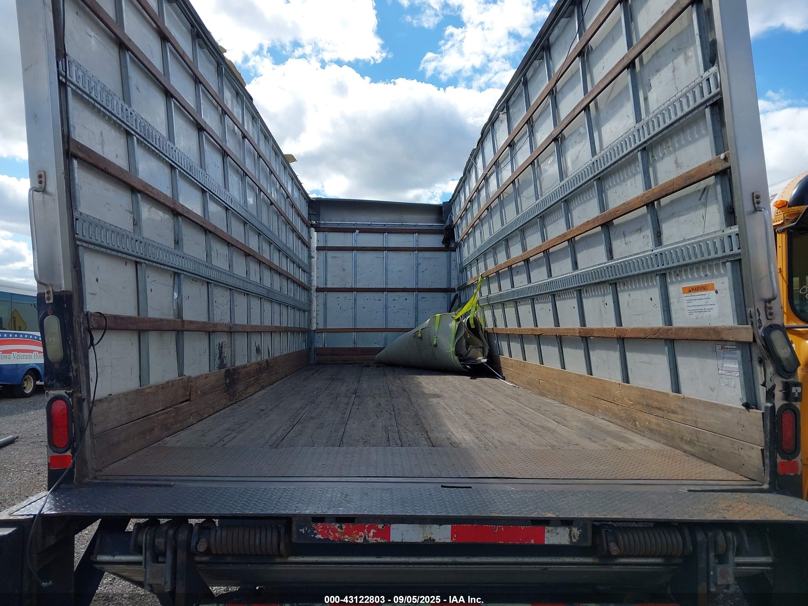 FREIGHTLINER M2 image 8