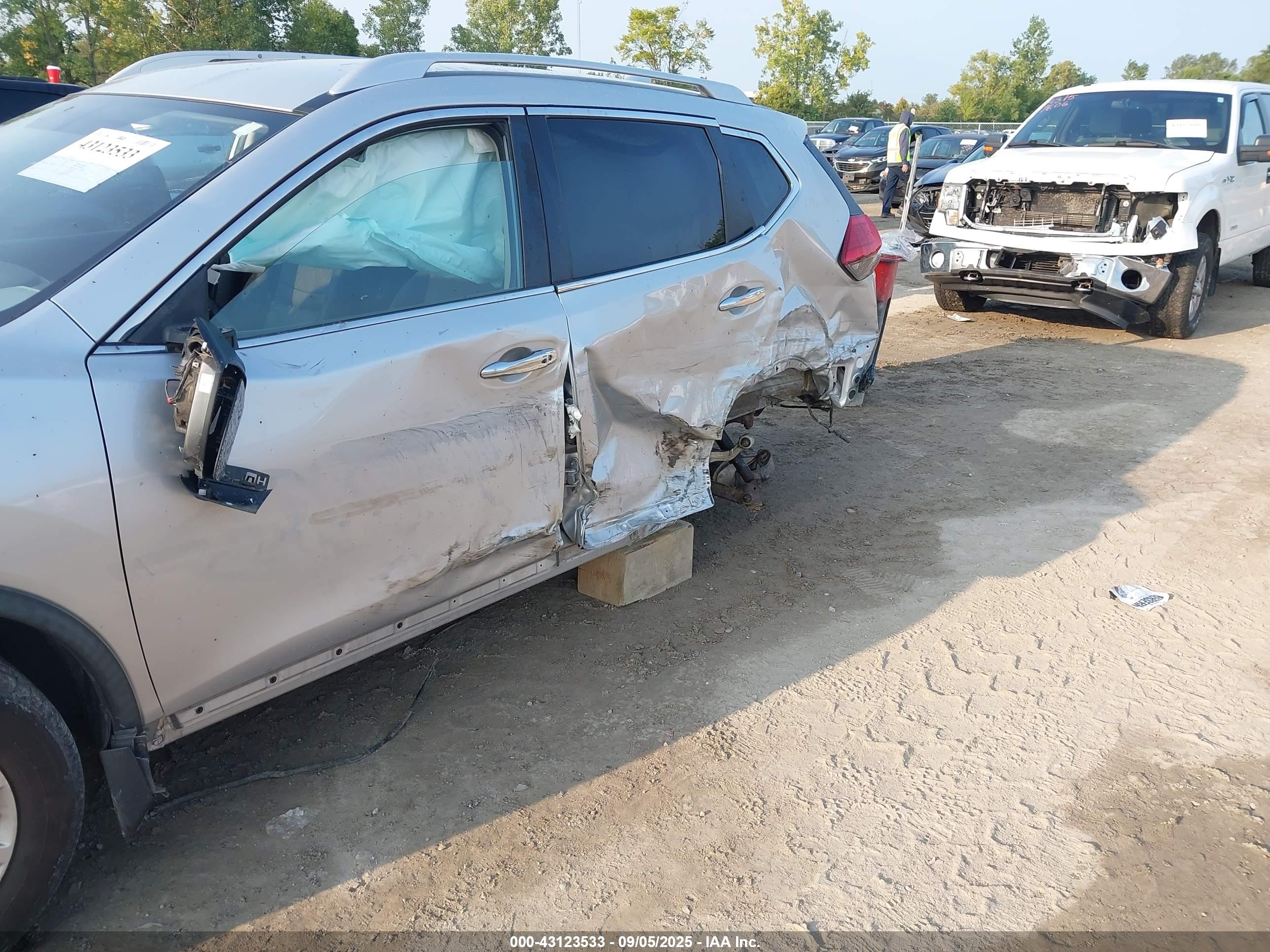 NISSAN ROGUE image 6
