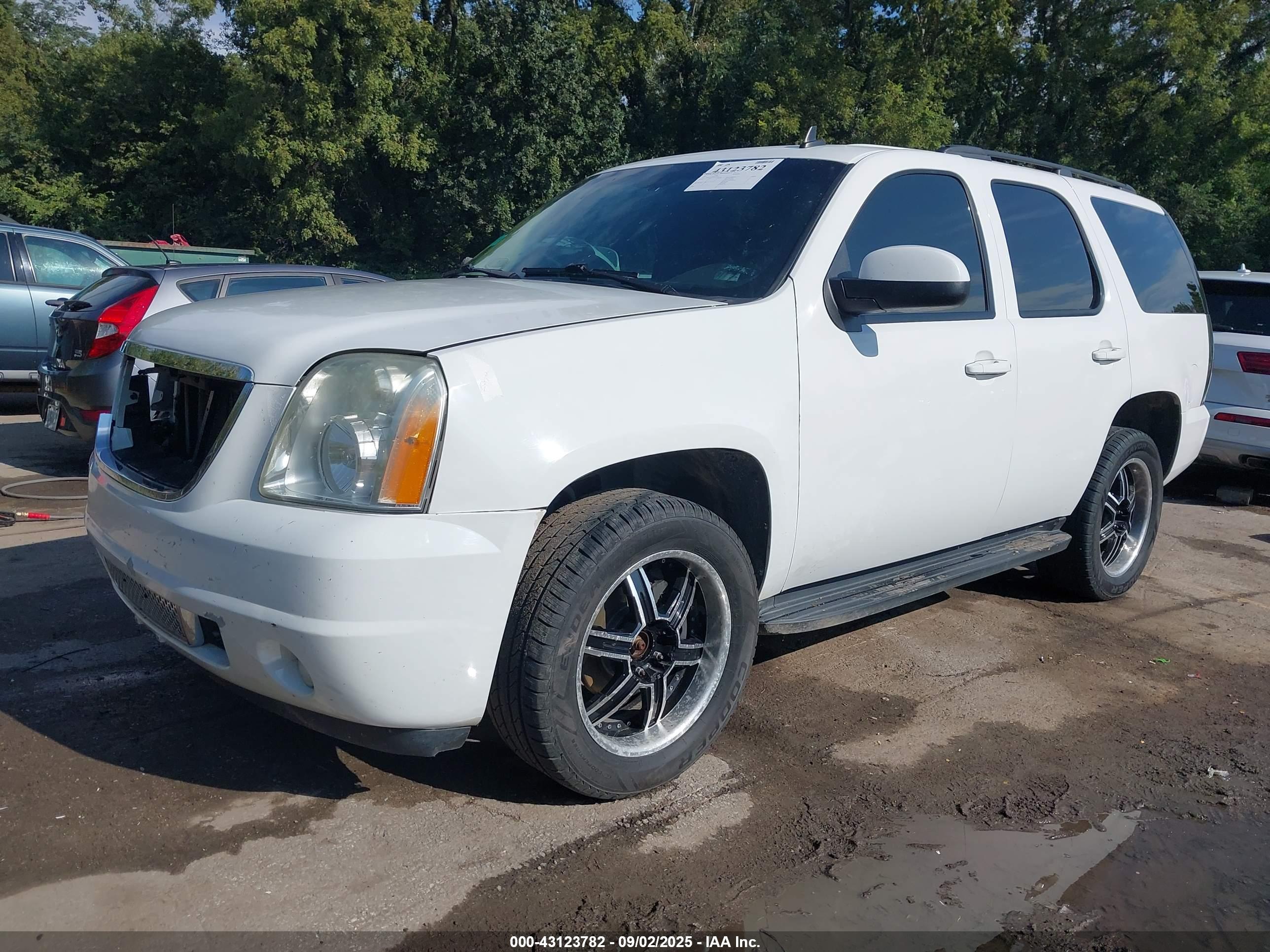GMC YUKON image 2