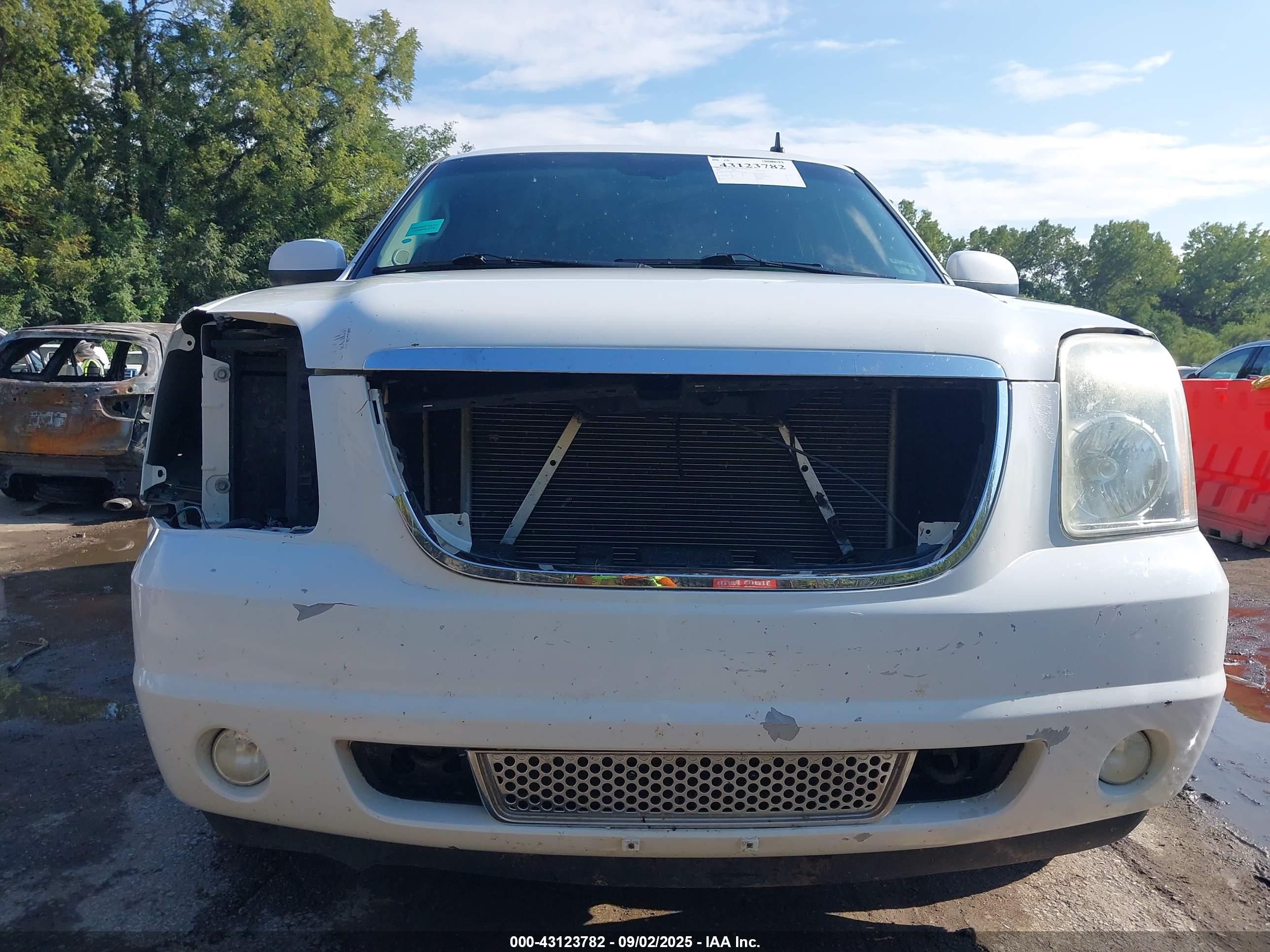 GMC YUKON image 6