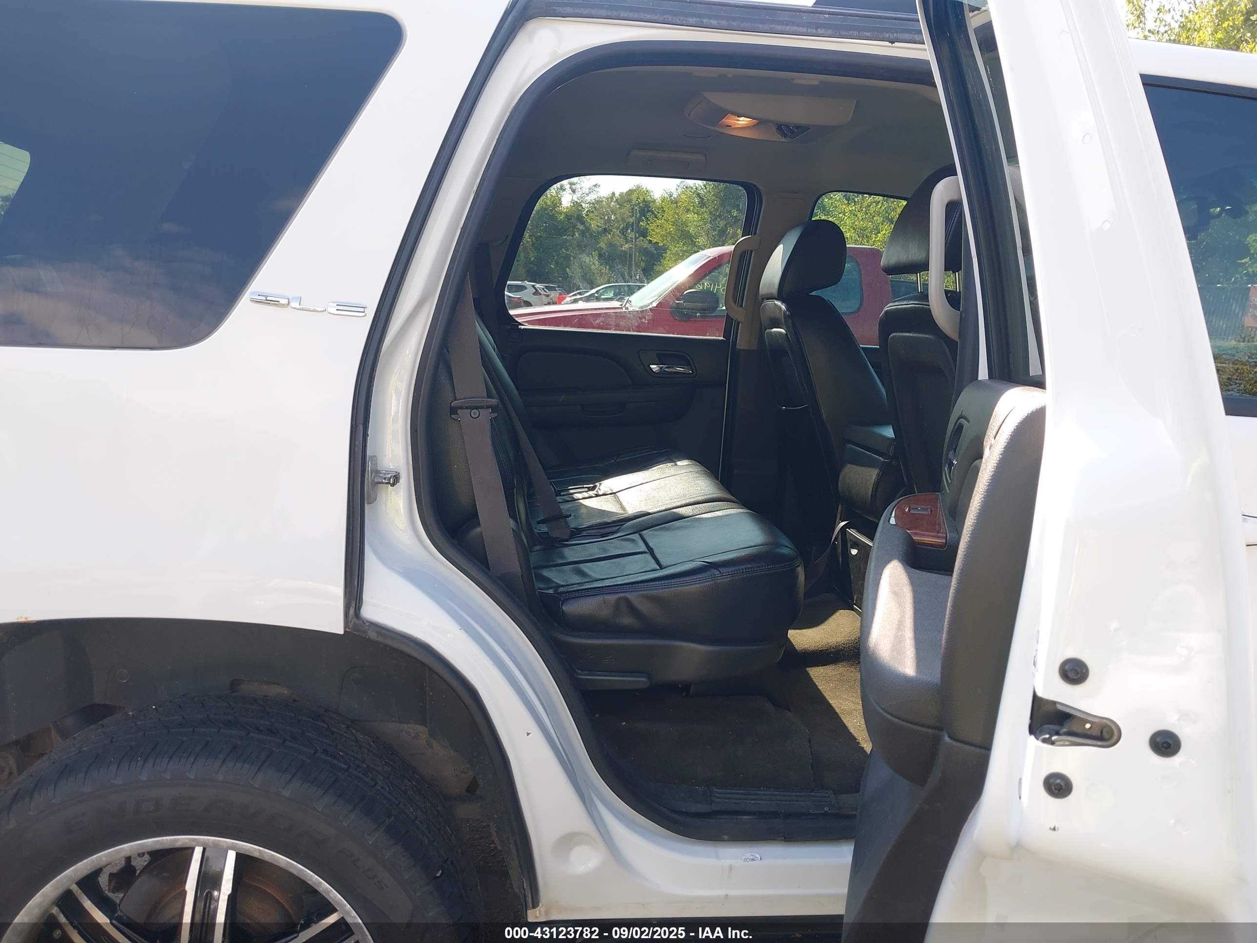 GMC YUKON image 8