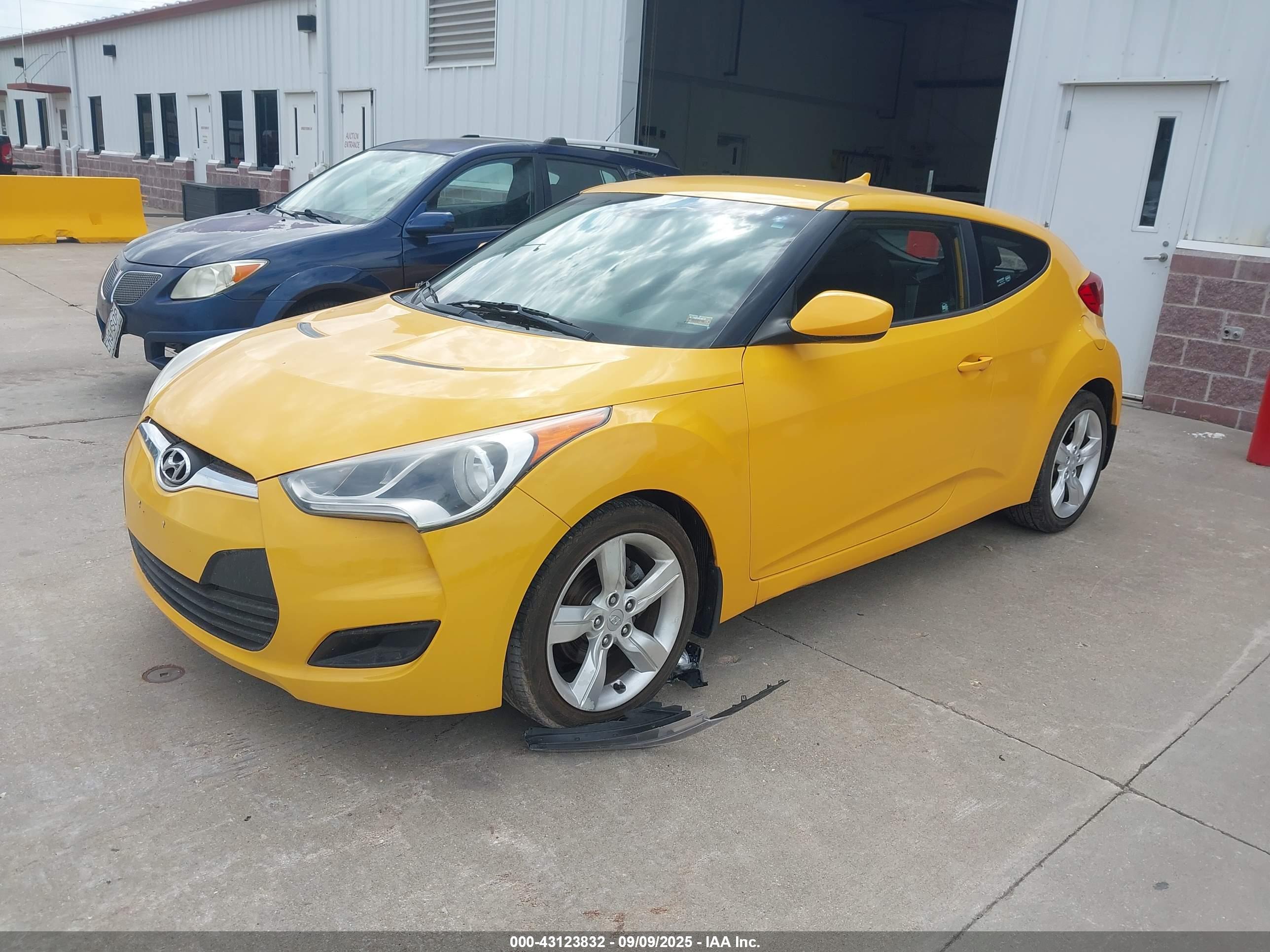 HYUNDAI VELOSTER image 2