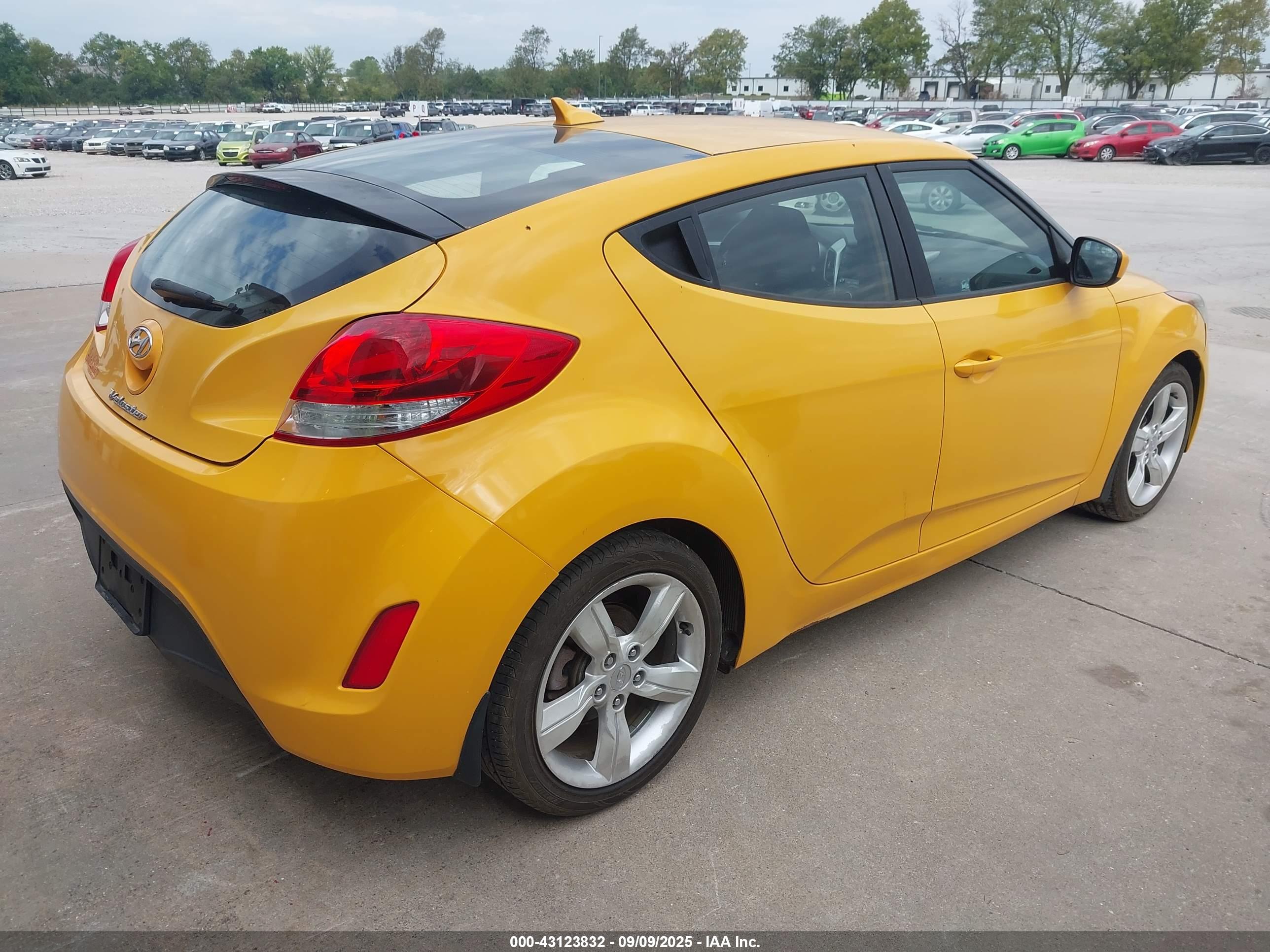 HYUNDAI VELOSTER image 4