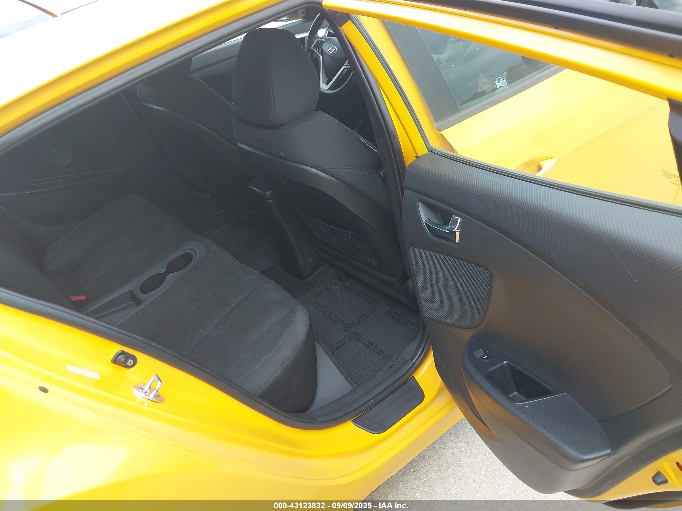HYUNDAI VELOSTER image 8