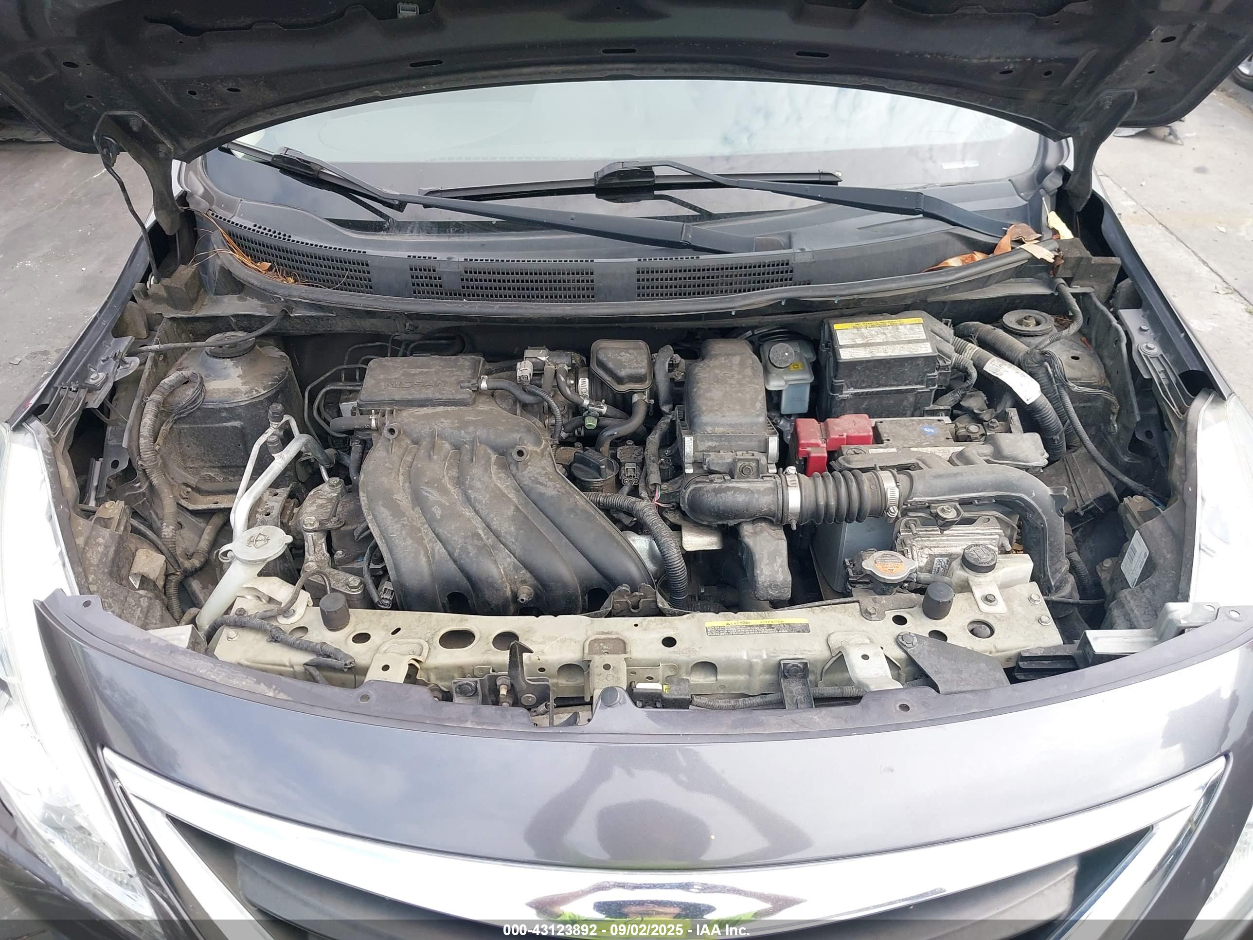 NISSAN VERSA image 10