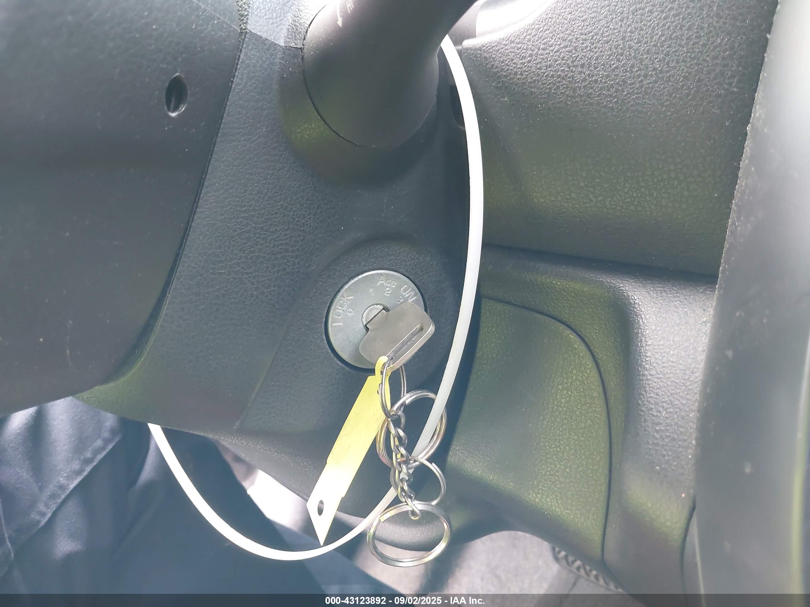NISSAN VERSA image 11