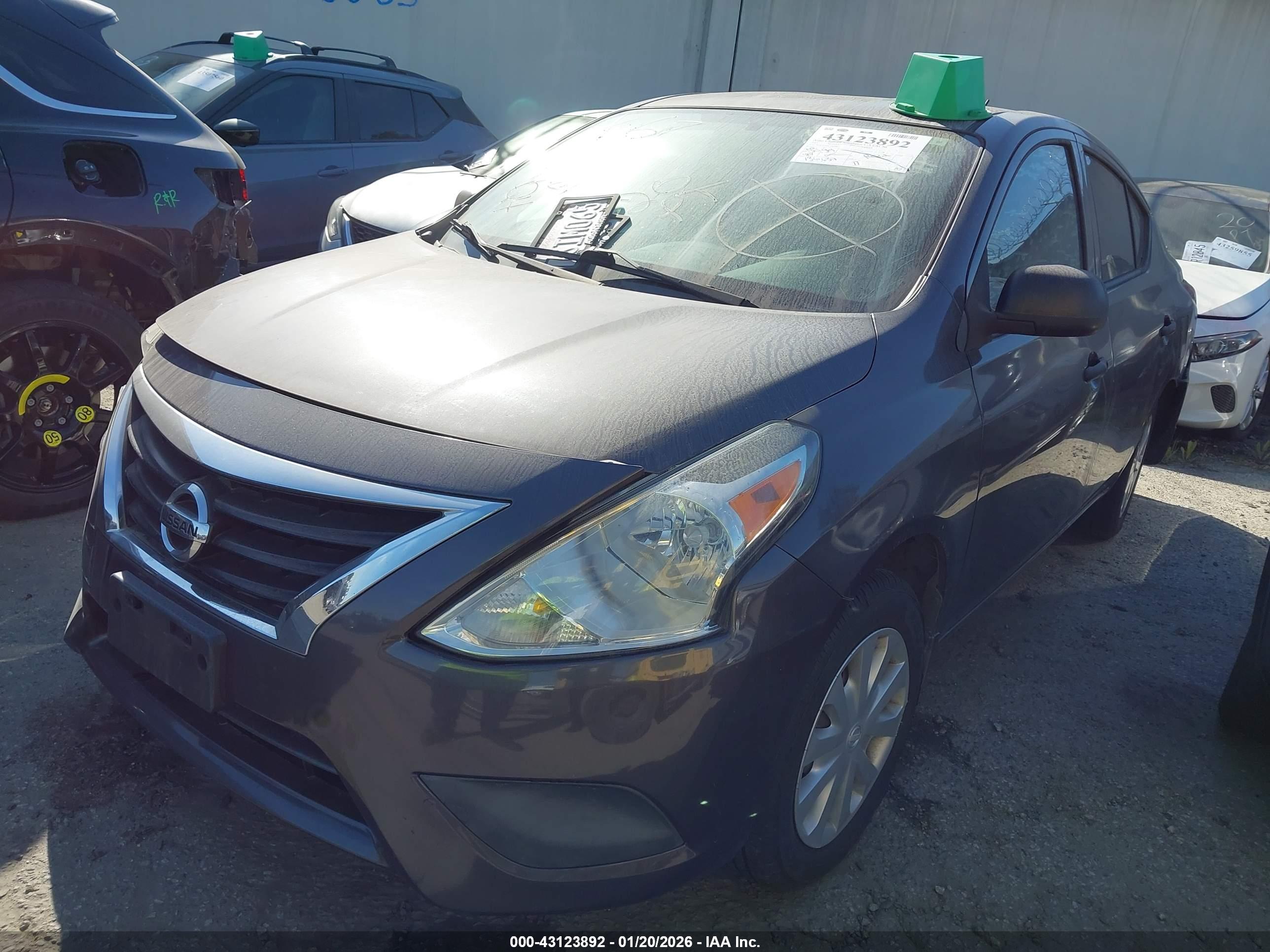 NISSAN VERSA image 2