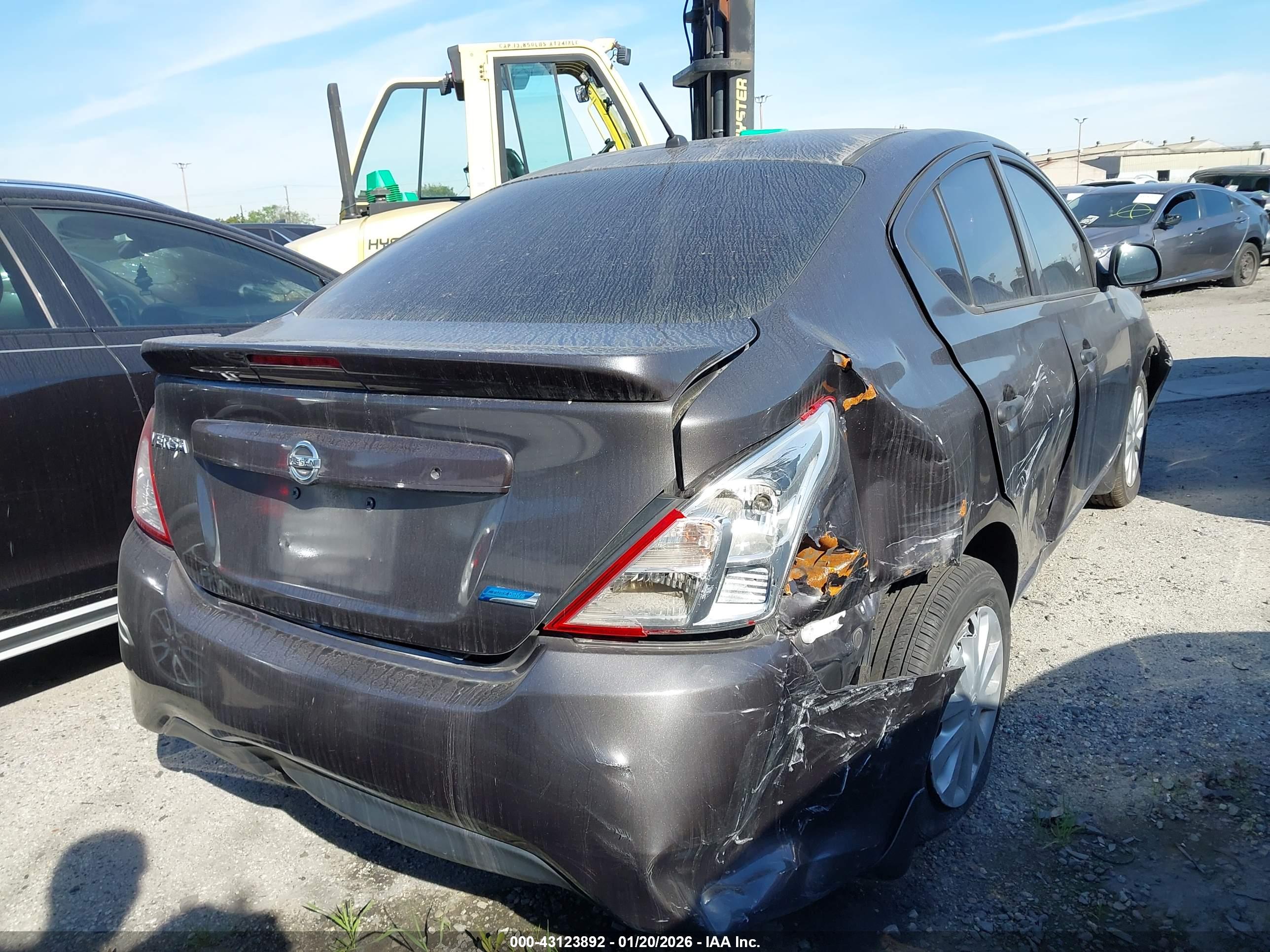 NISSAN VERSA image 4