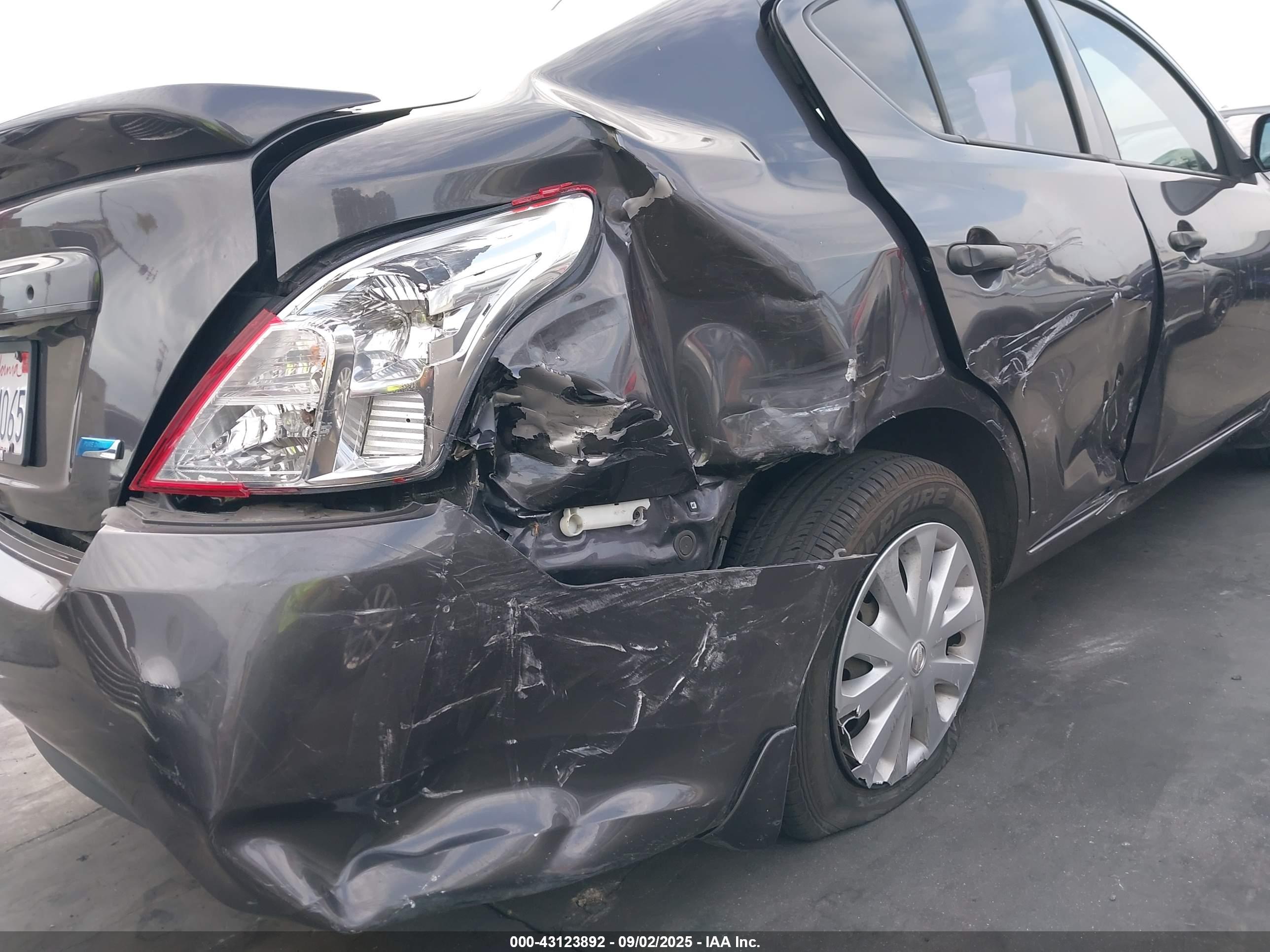 NISSAN VERSA image 6