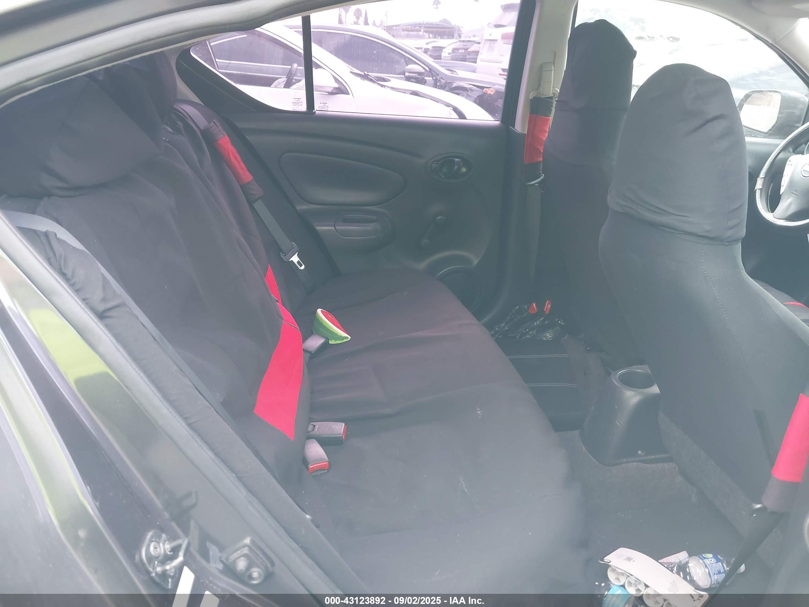 NISSAN VERSA image 8