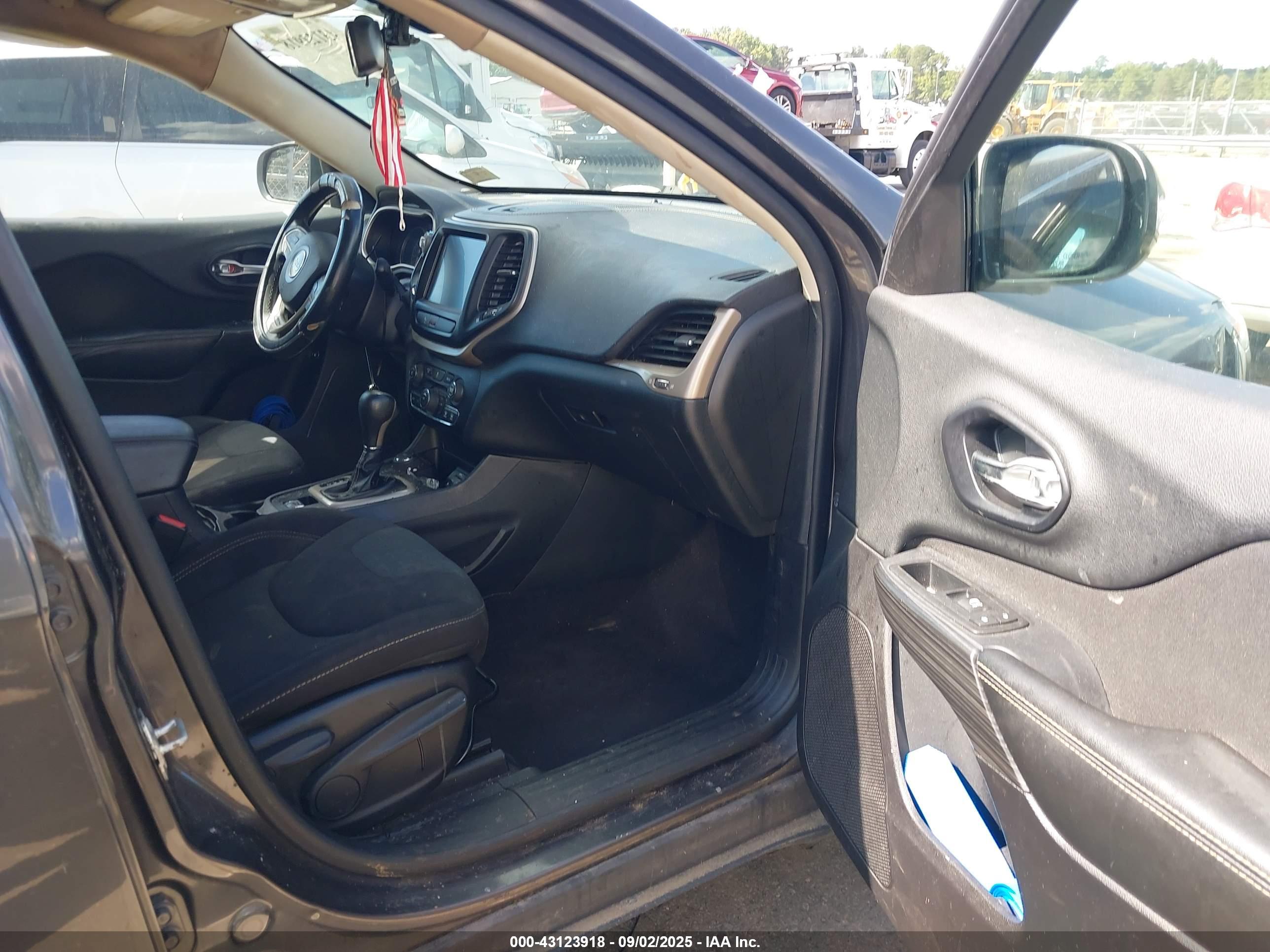 JEEP CHEROKEE image 5