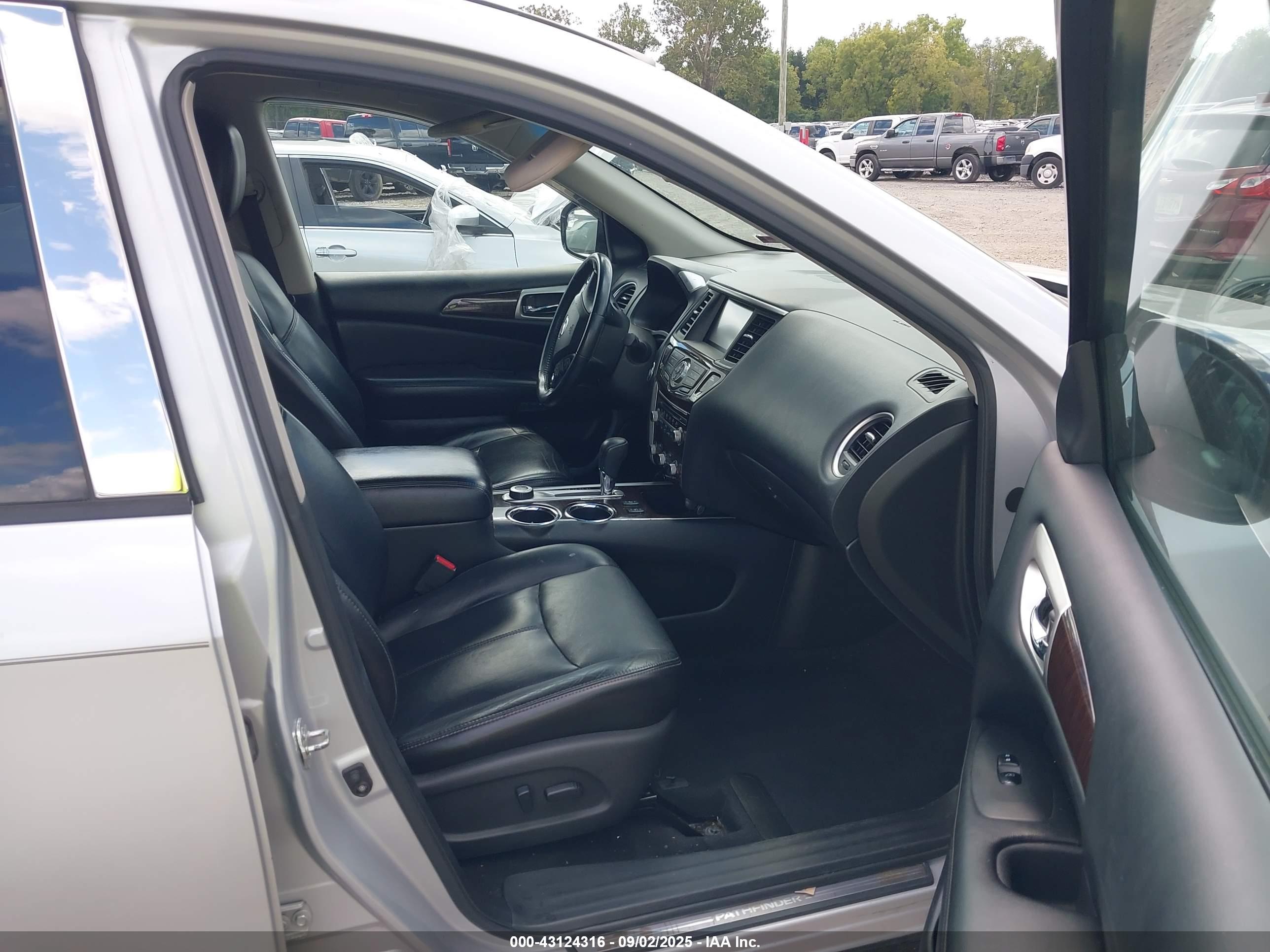 NISSAN PATHFINDER image 5