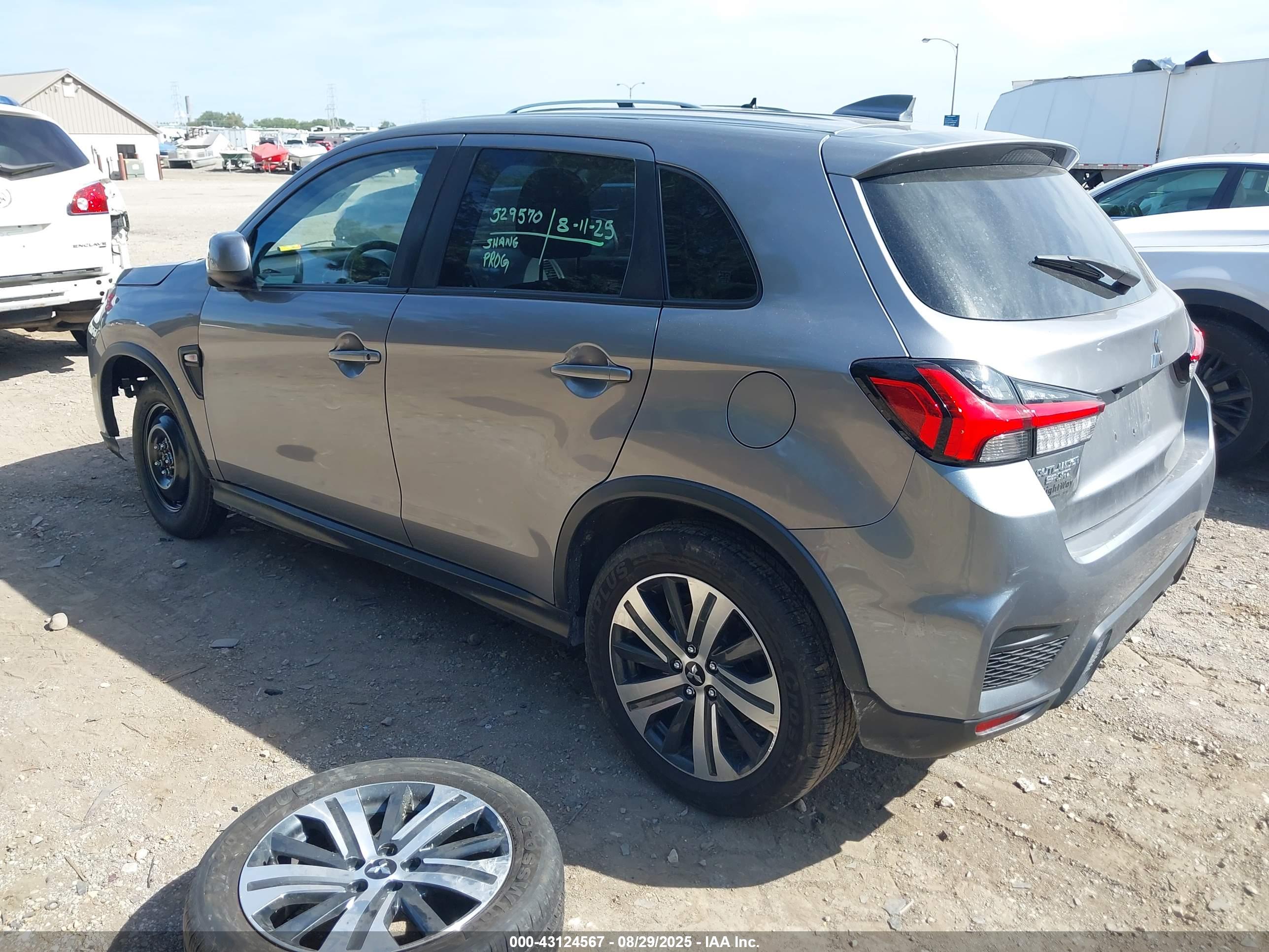 MITSUBISHI OUTLANDER image 3